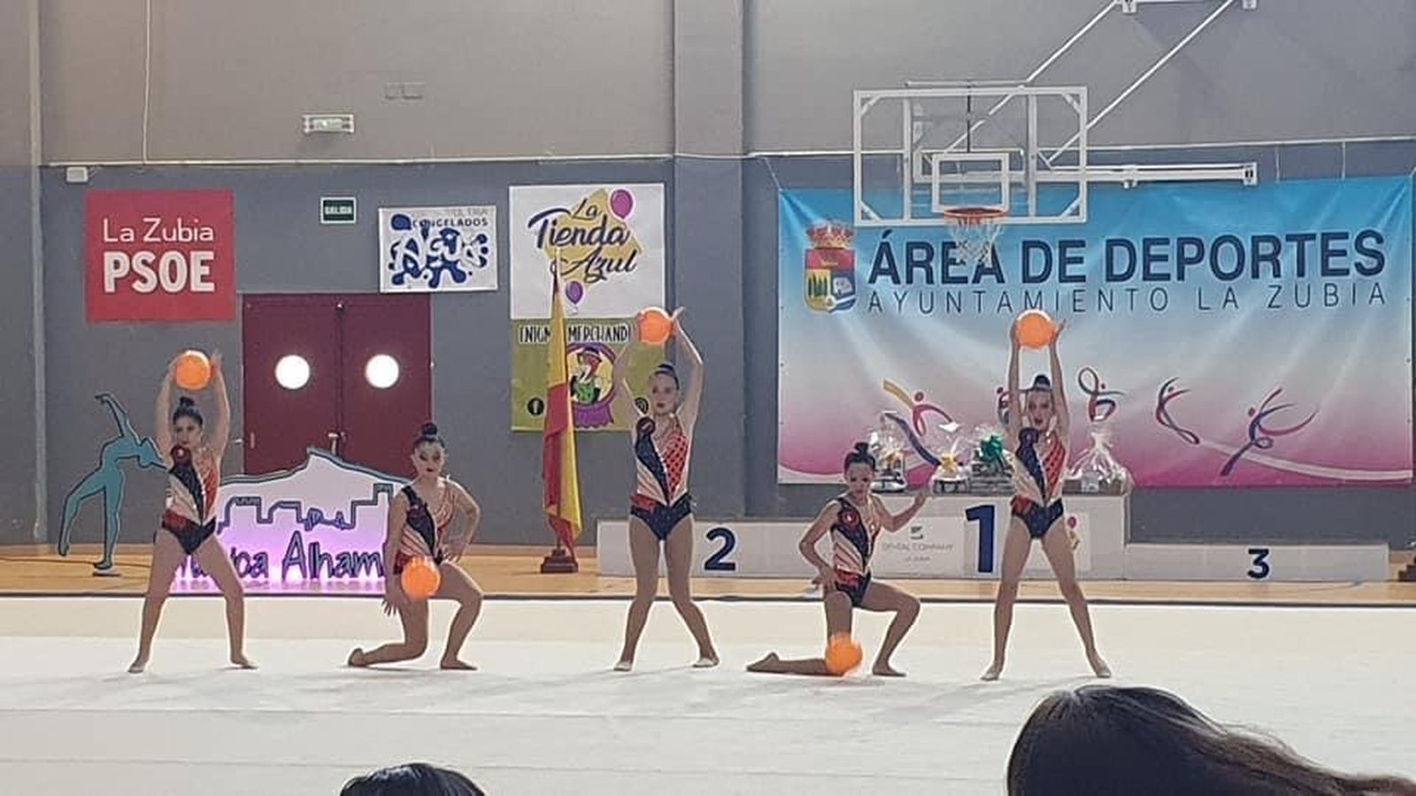 Un grupo de gimnastas durante uno de sus ejercicios.