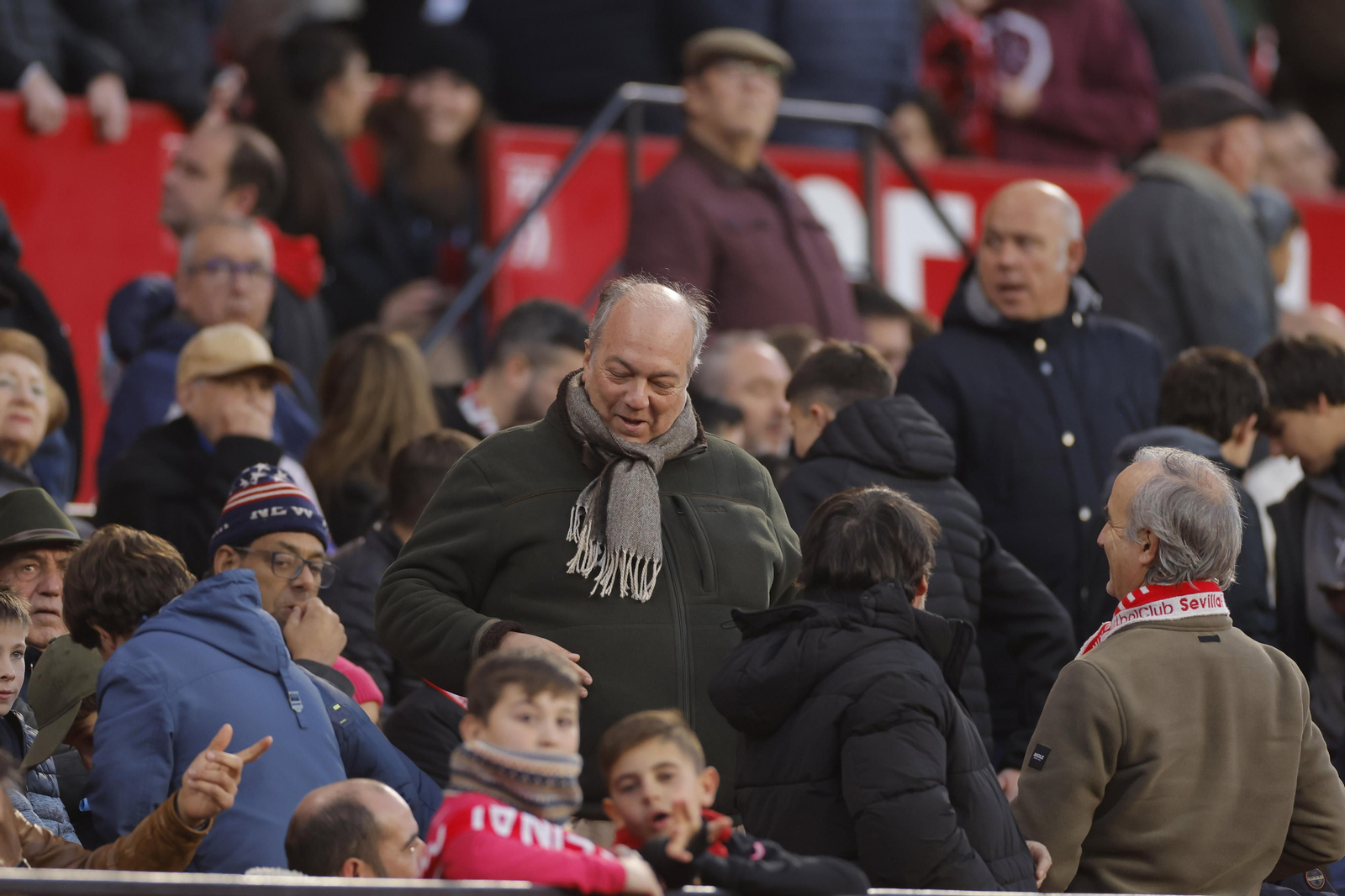 Búscate en las fotos del Sevilla-Elche