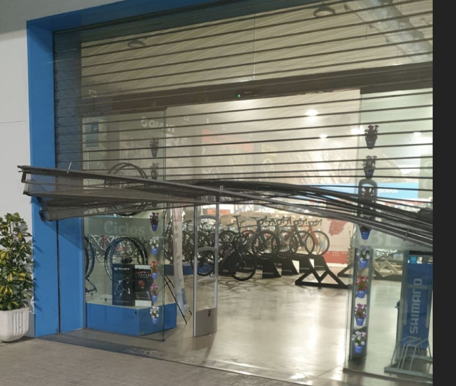 Aspecto en el que ha quedado la puerta de acceso a la tienda.