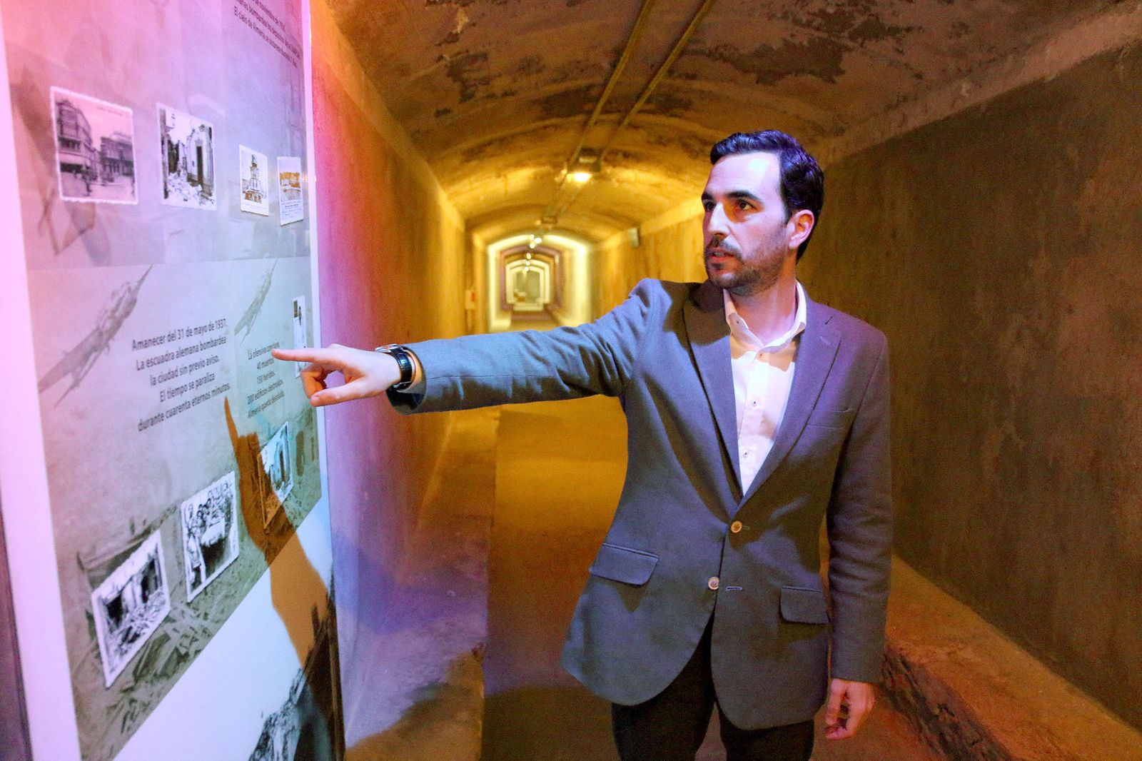 Carlos Sánchez, concejal de Promoción de la Ciudad, en el interior de los Refugios