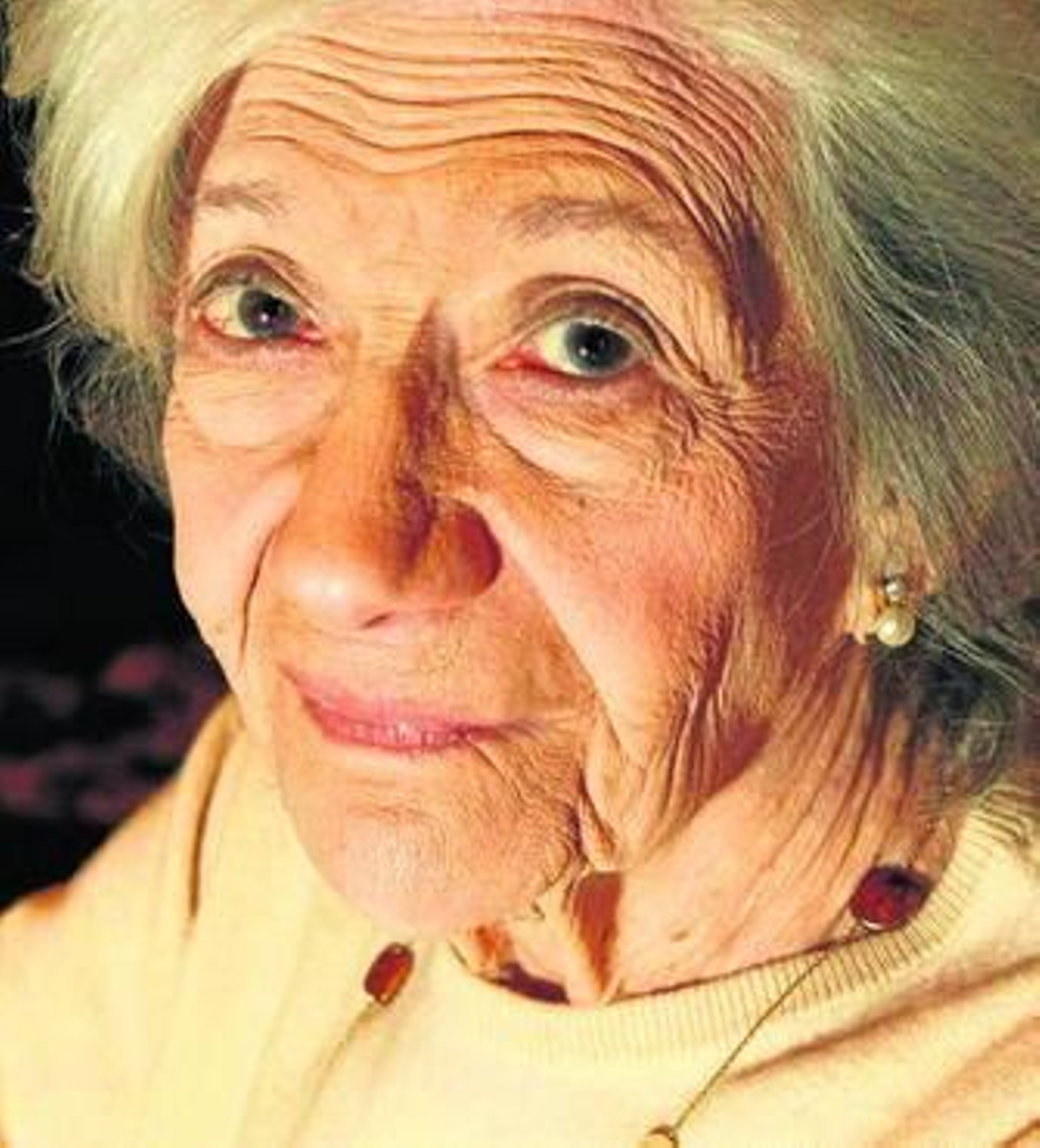 Ana María Matute posó para este medio en 2008 en el Ritz de Madrid.