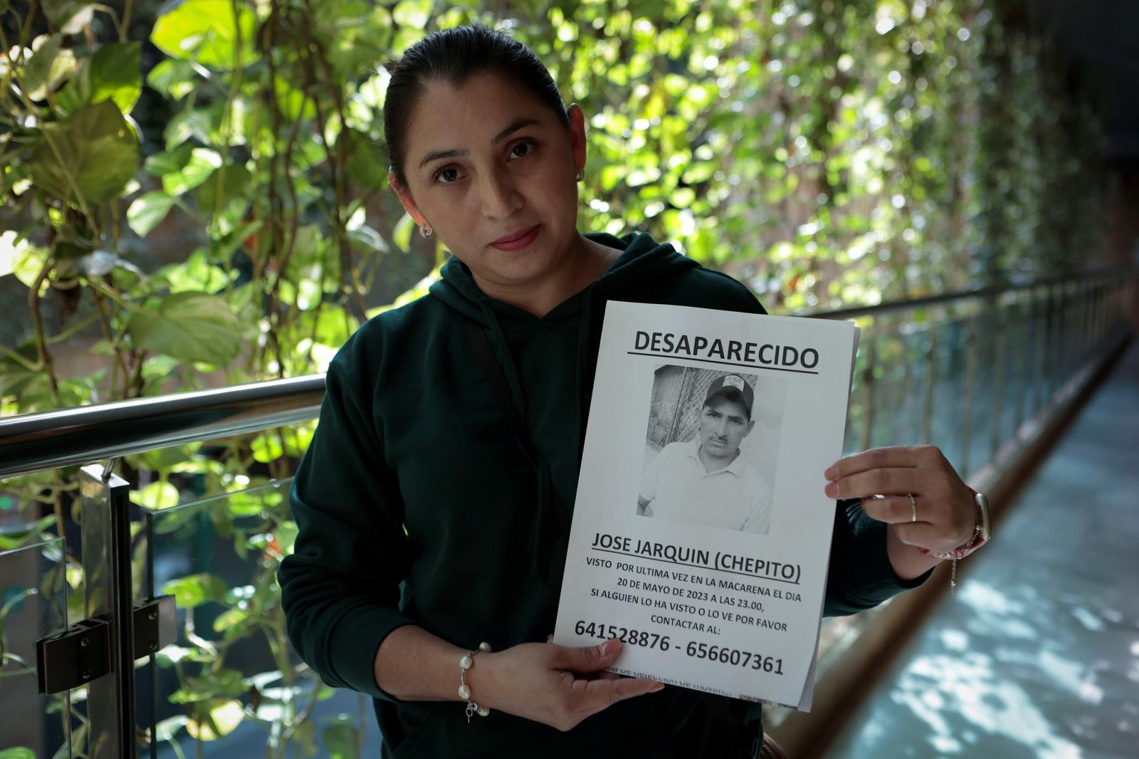 Alba Jarquín, con un cartel de búsqueda de su hermano.