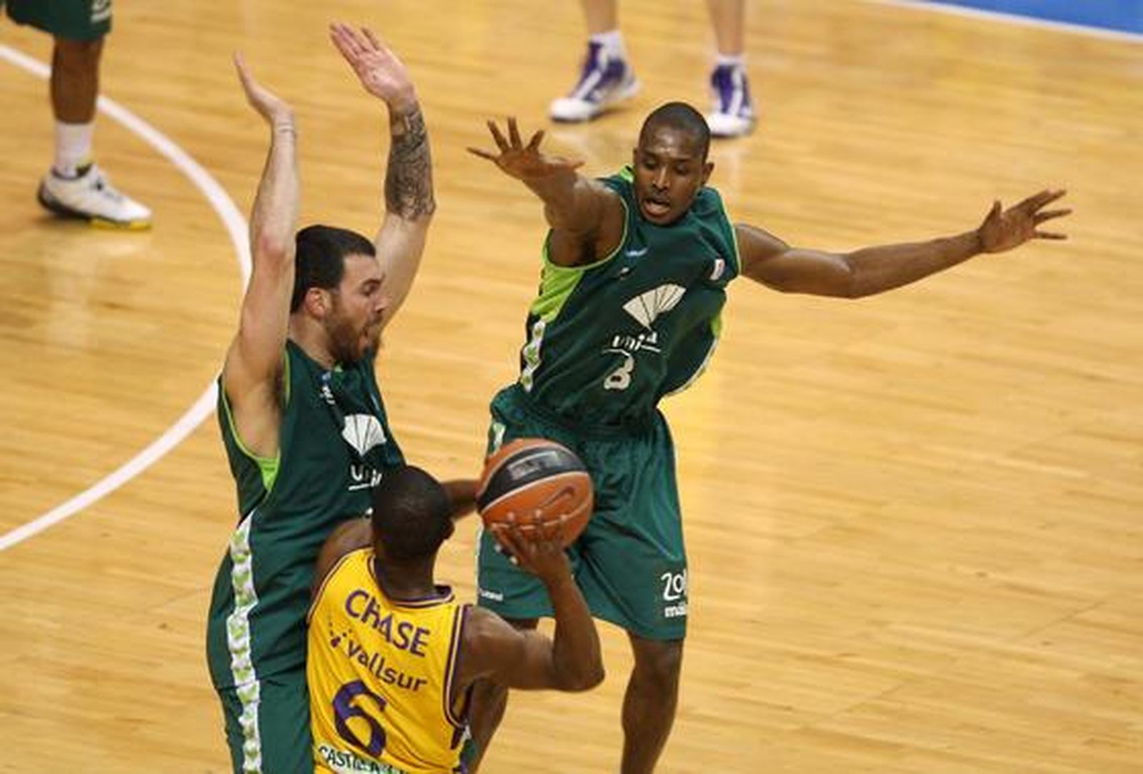 El Unicaja saca la visa virtual para los 'play off' por el título con una convincente victoria ante el Blancos de Rueda (88-58).