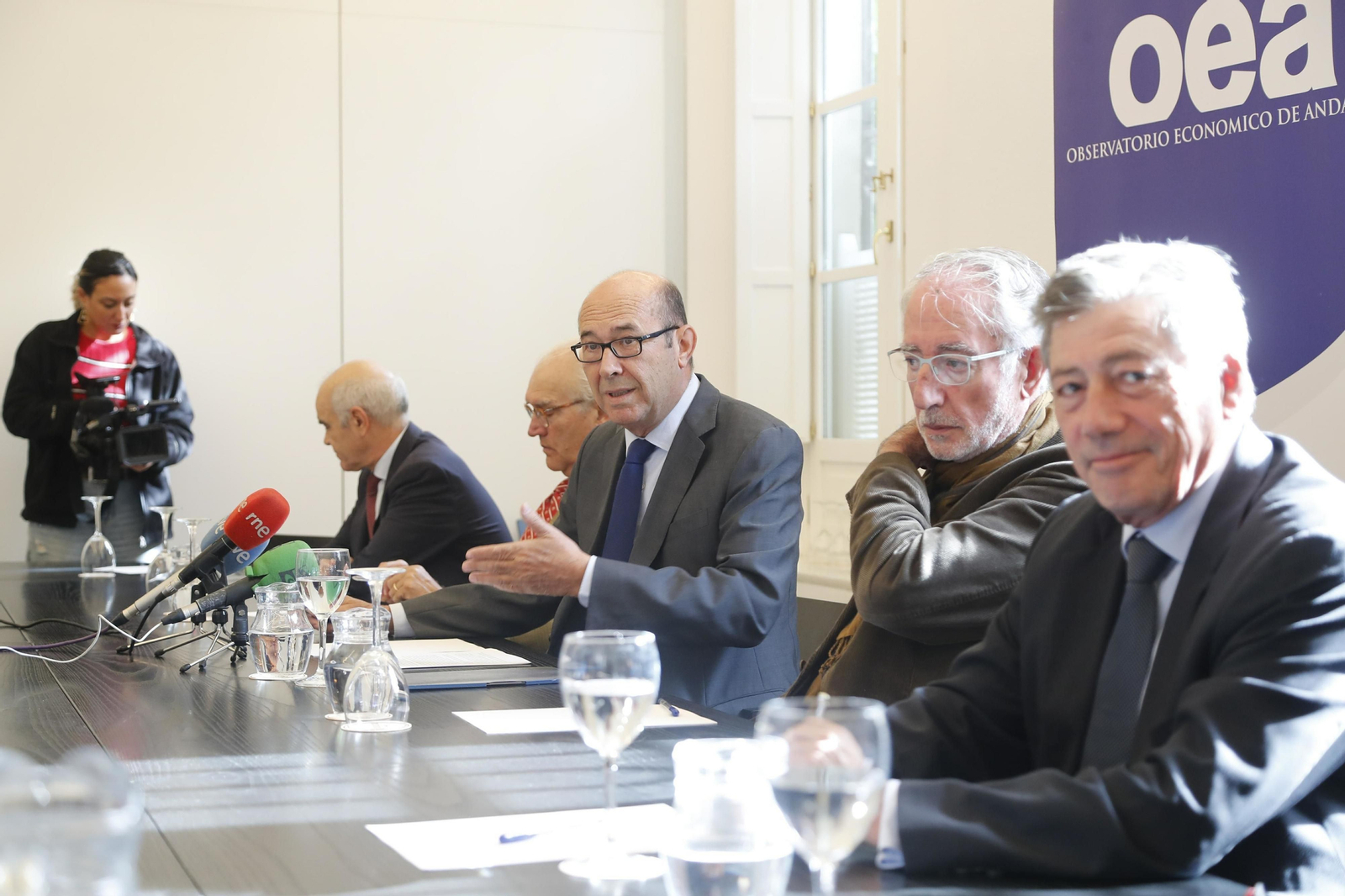 Directicos del Observatorio Económico de Andalucía, con Francisco Ferraro en el centro, hoy en Sevilla.