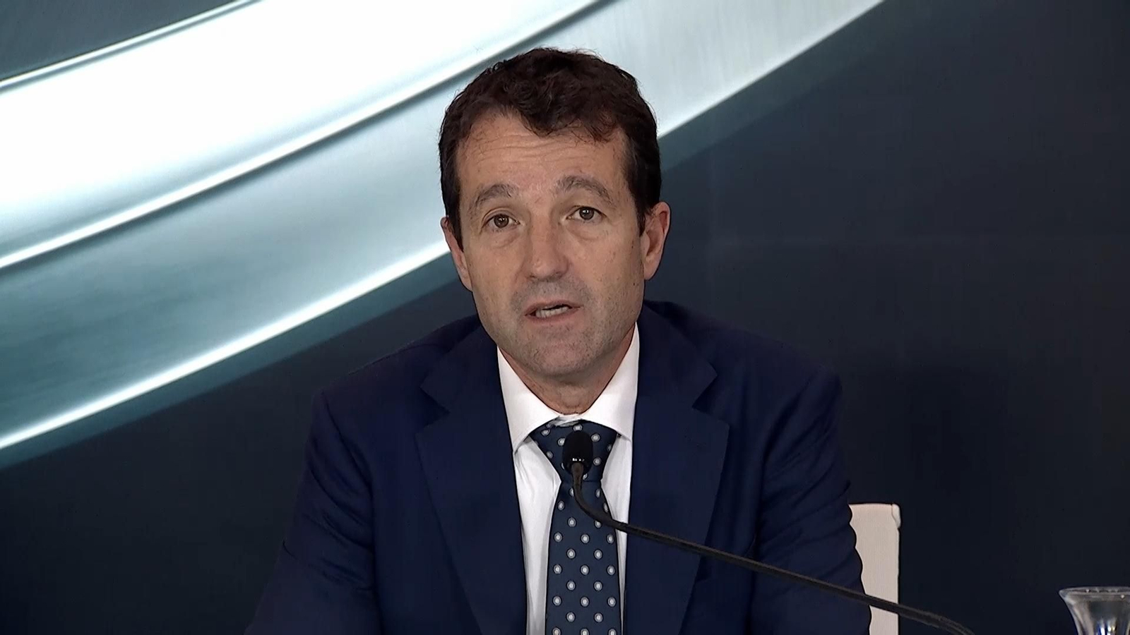 El presidente de Indra, Ángel Escribano, valora la compra de Hispasat