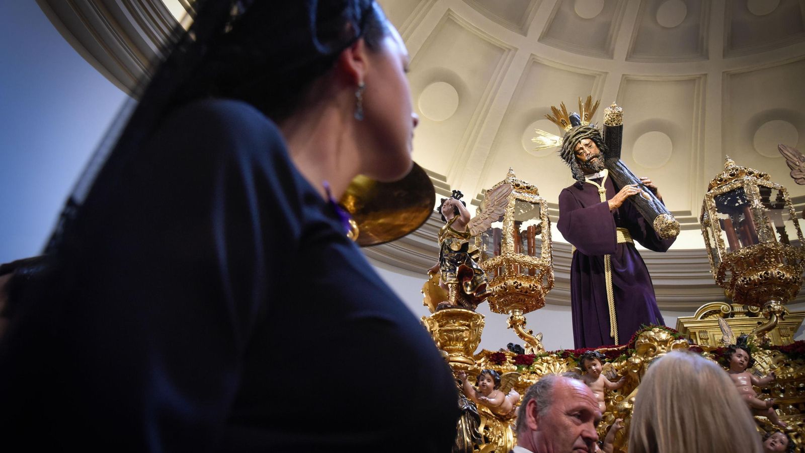 Una mujer de mantilla delante del Gran Poder.
