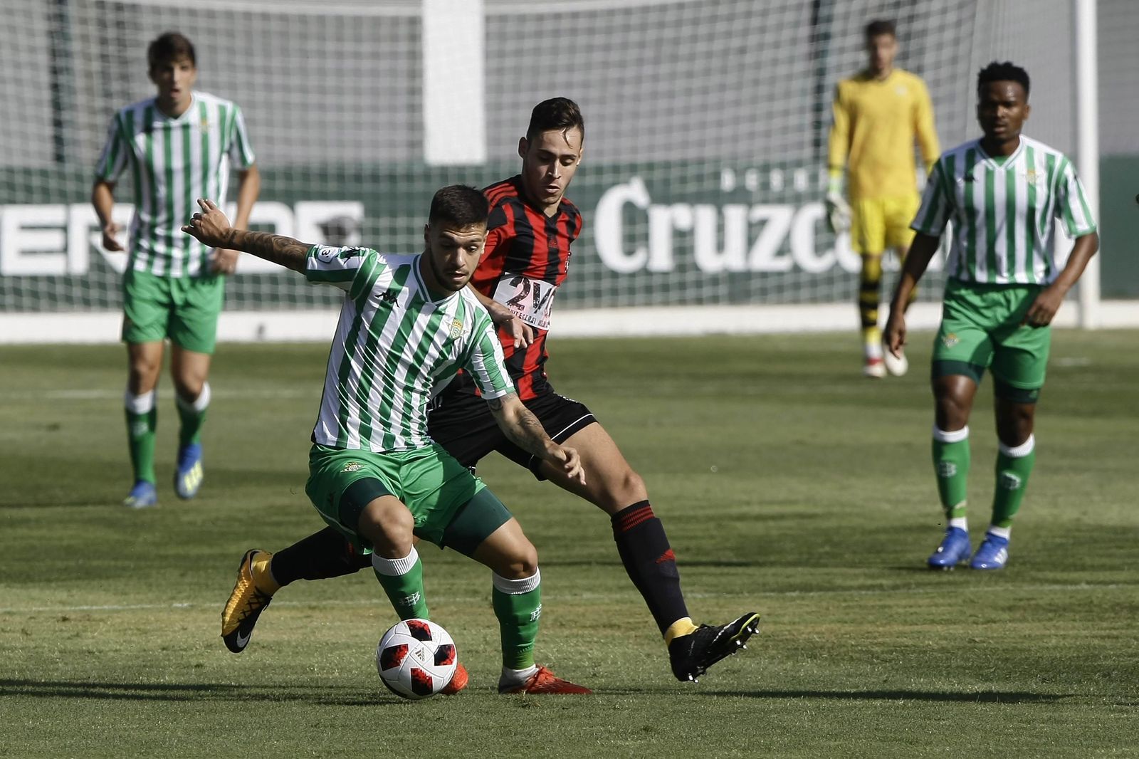 El bético Escardó intenta zafarse de un rival.