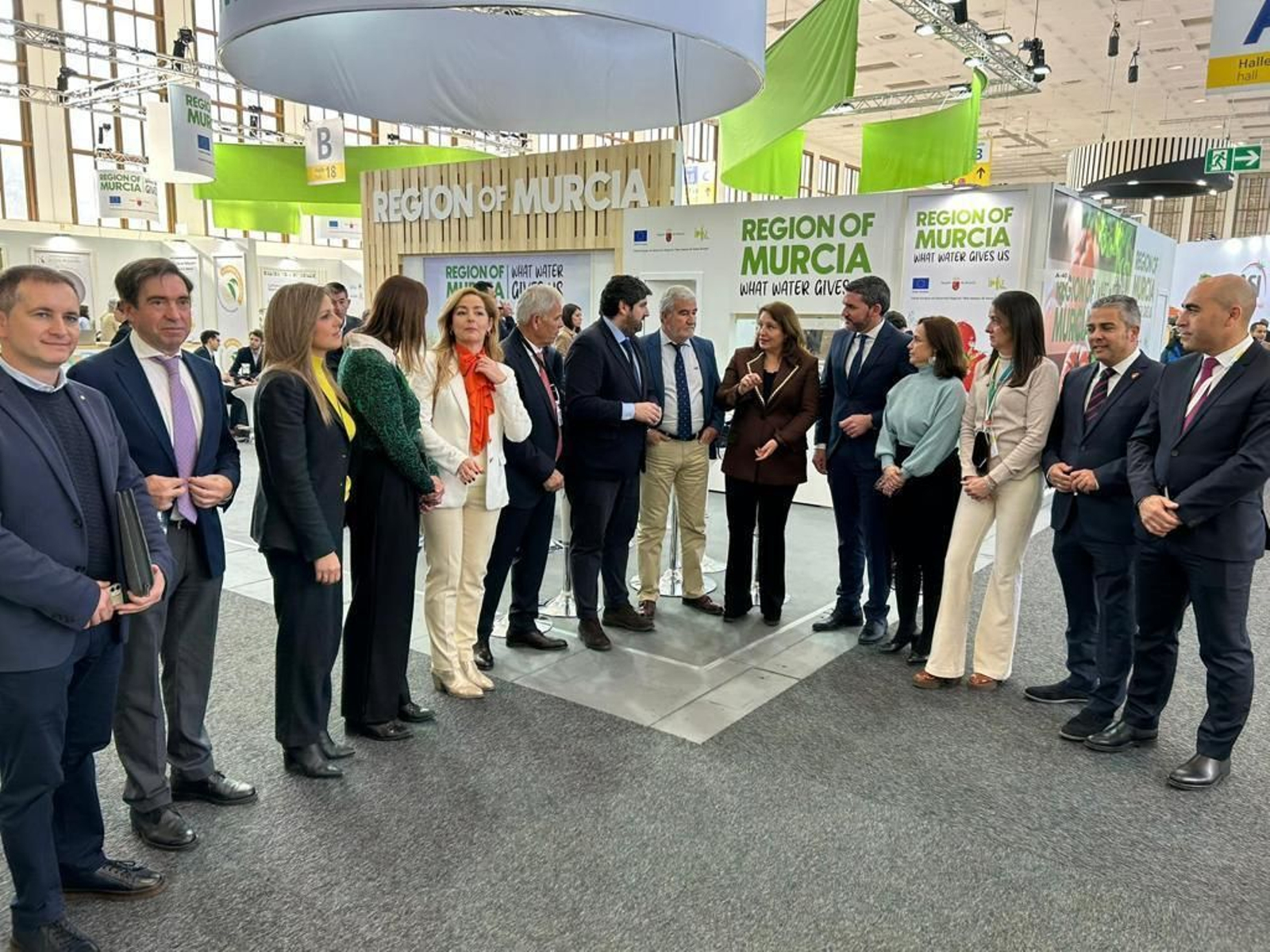 La consejera andaluza Carmen Crespo, junto al presidente de la Región de Murcia, Fernando López Miras, y el consejero Antonio Luengo, en un encuentro de ambas delegaciones en el pabellón 18.
