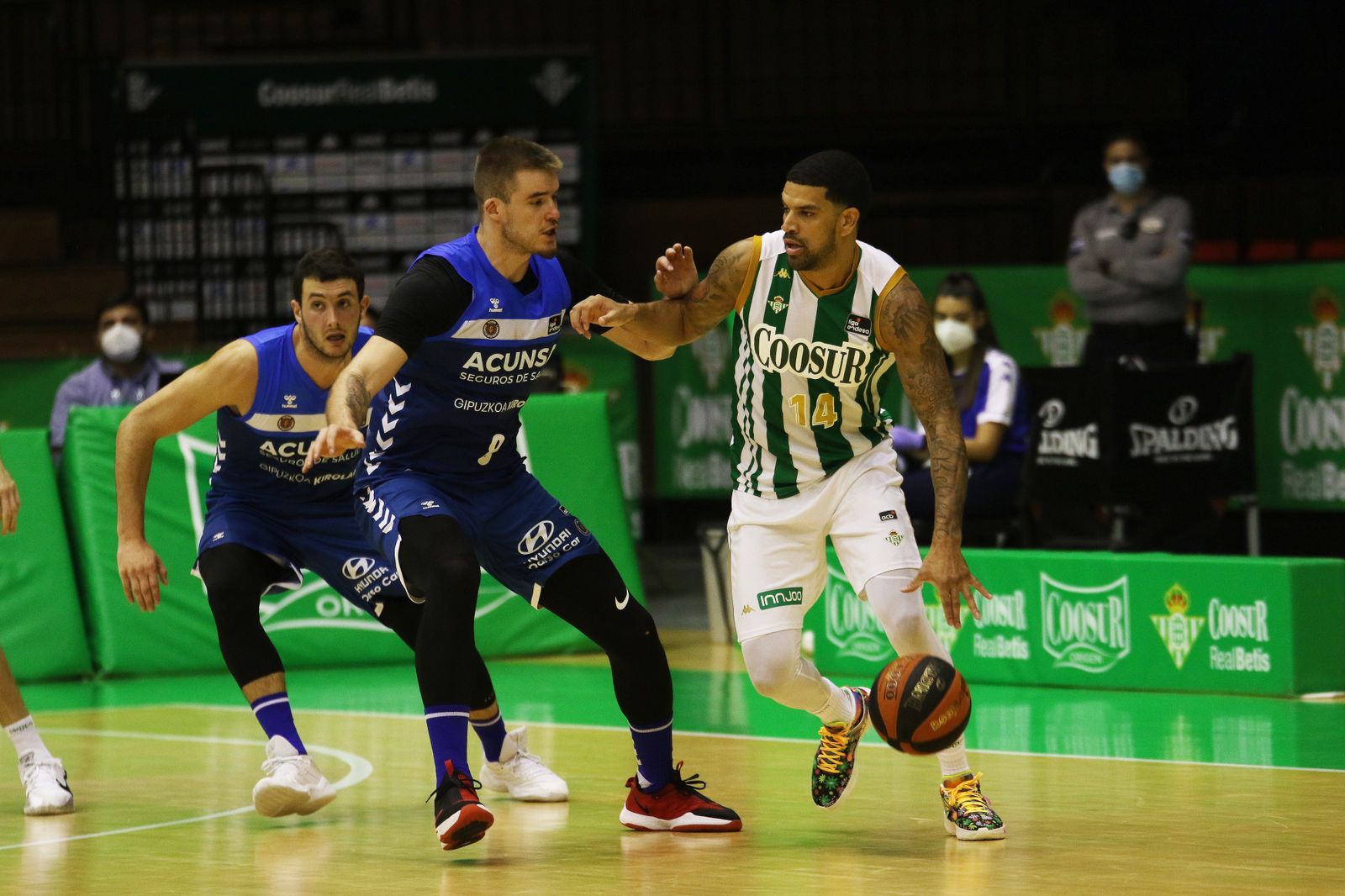 Feldeine trata de zafarse de la defensa de Radoncic.