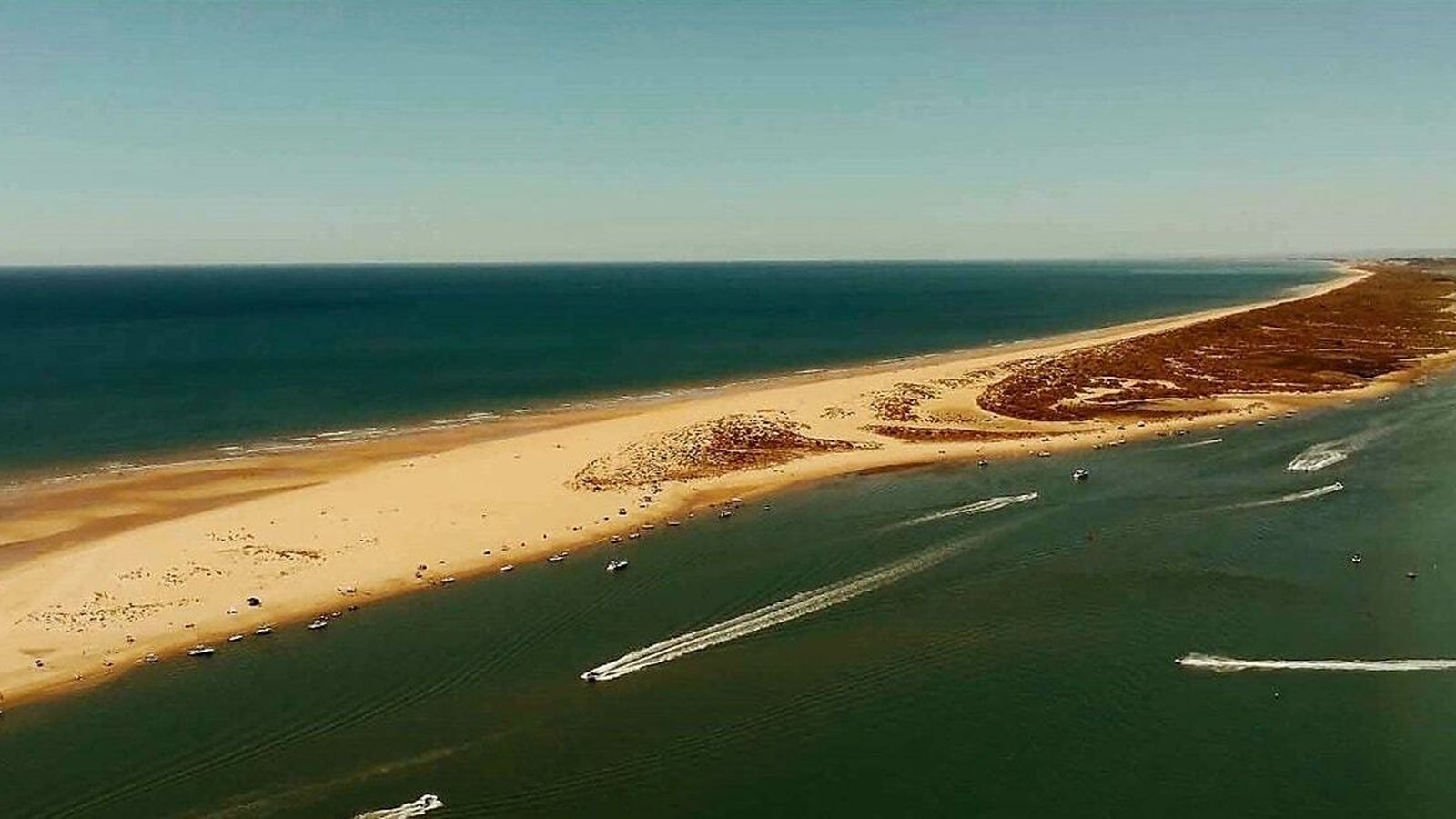 Flecha Litoral, una auténtica joya natural y la playa de Nueva Umbría