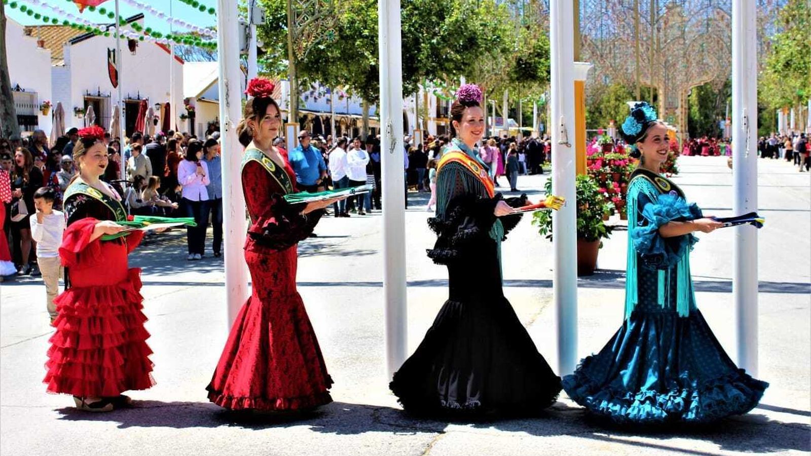 Las Damas de Honor portaron las banderas.