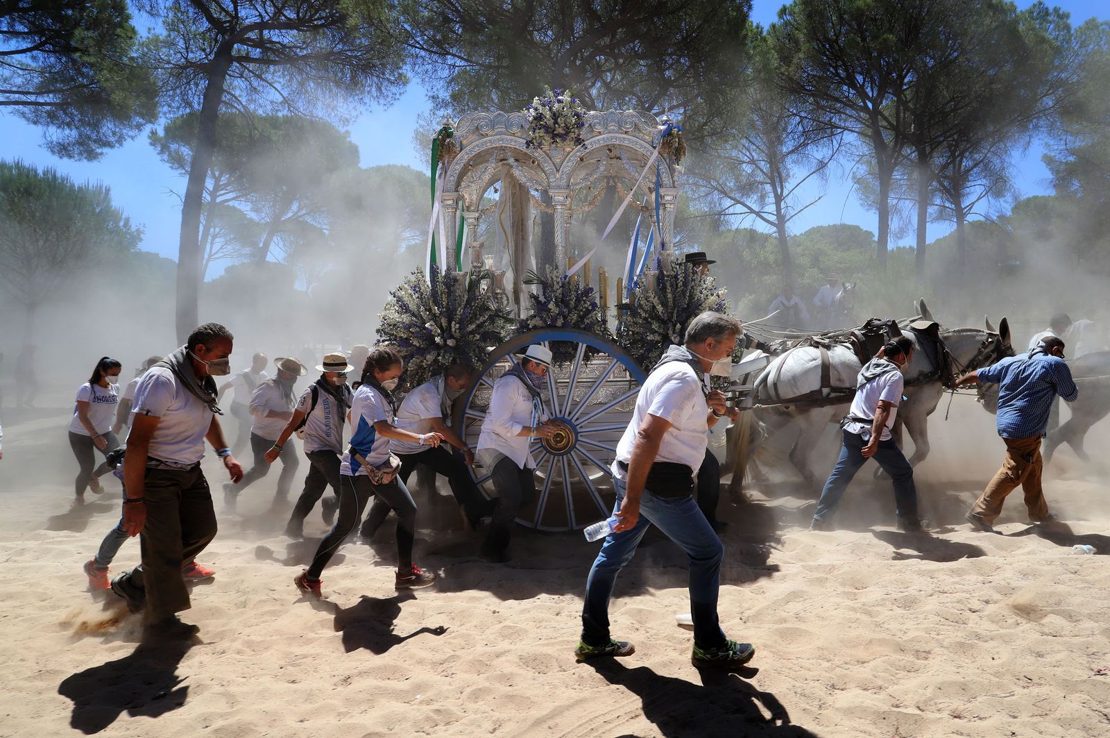 La carroza de la Hermandad de Huelva durante el camino de vuelta