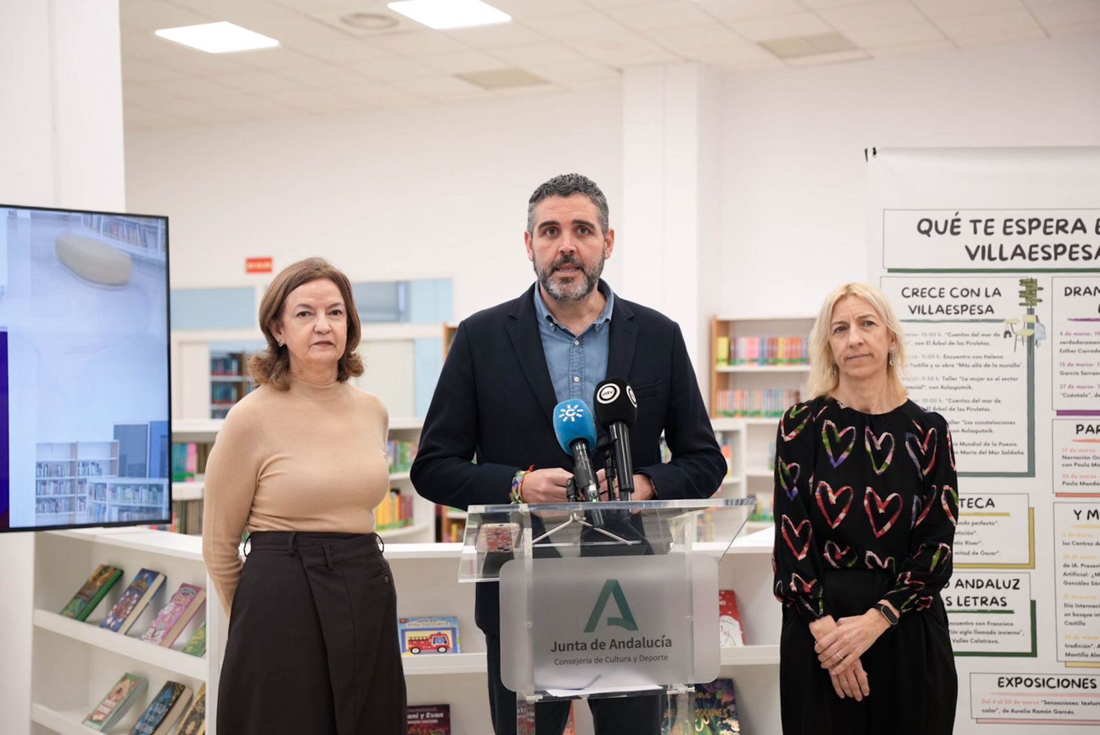 El delegado de Cultura, Juan José Alonso con Mila Cascajares y Carmen Méndez.