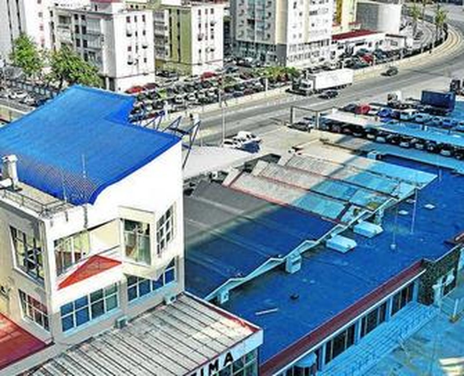 A la derecha se aprecia la cubierta de fibrocemento de la terminal.