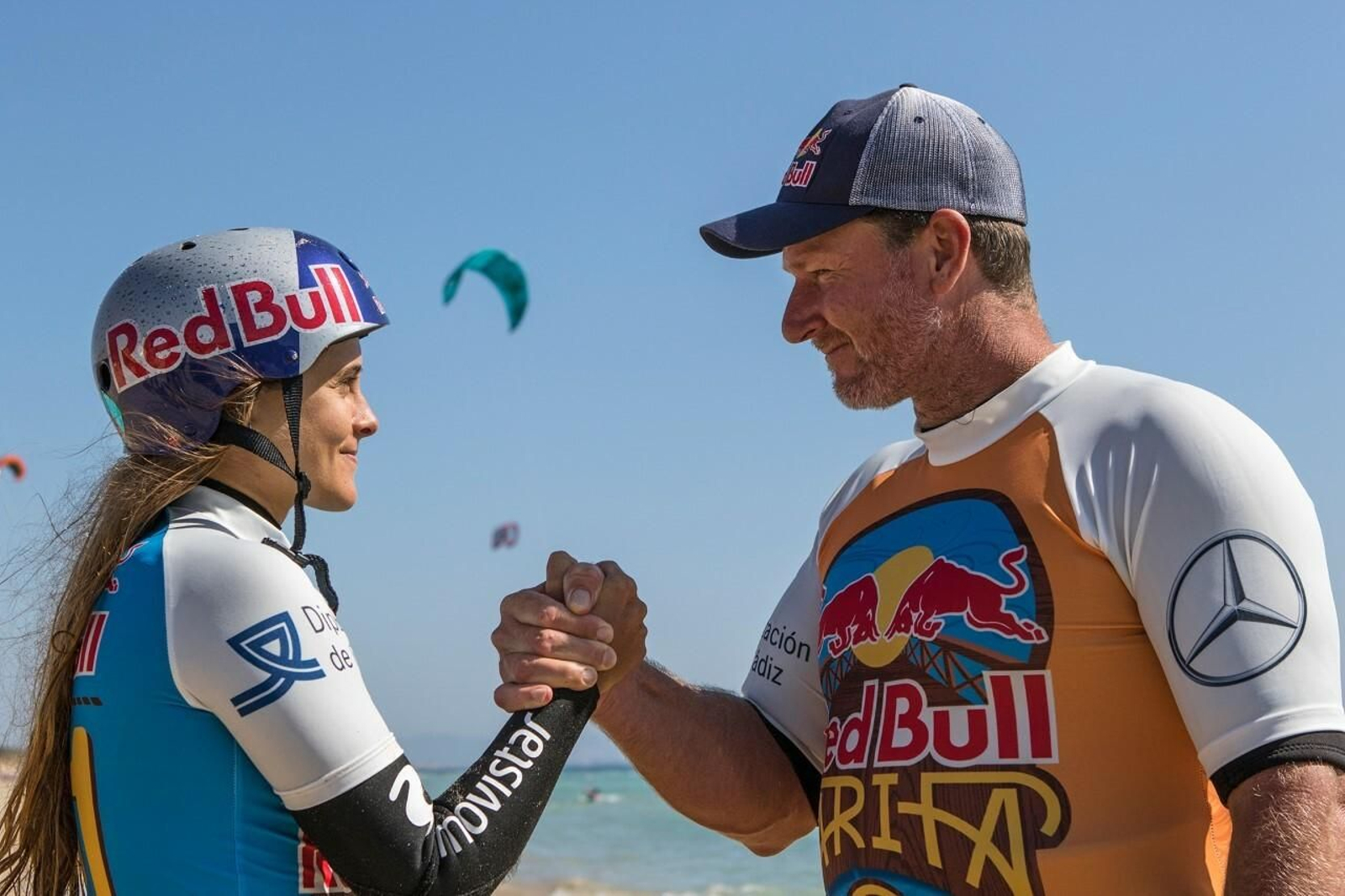 Gisela ulido y Bjorn Dunkerbeck entrecruzan sus manos en Tarifa Gisela ulido y Bjorn Dunkerbeck entrecruzan sus manos en Tarifa