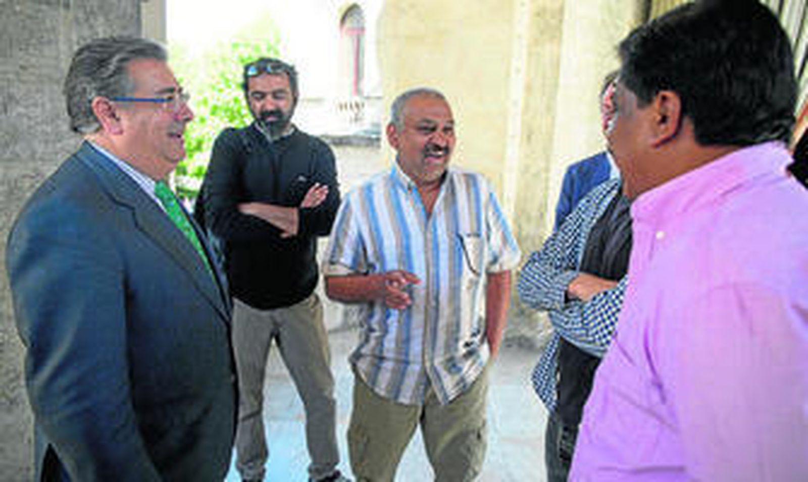 Los productores de la película, ayer en el Ayuntamiento con el alcalde Zoido.