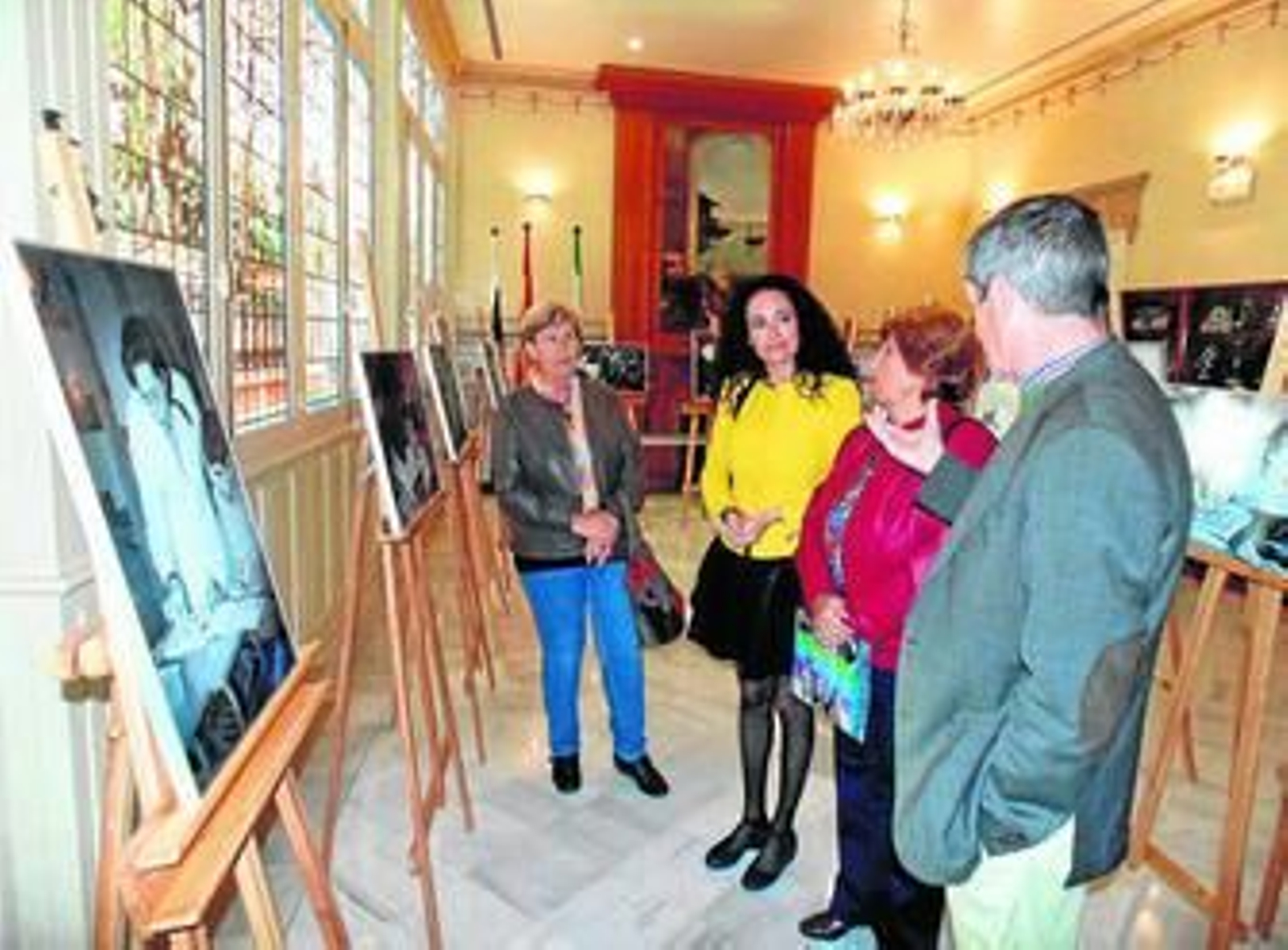 Lourdes Martín, María Luisa Tamargo y Alfonso Real en la inauguración de la muestra en Mora Claros.