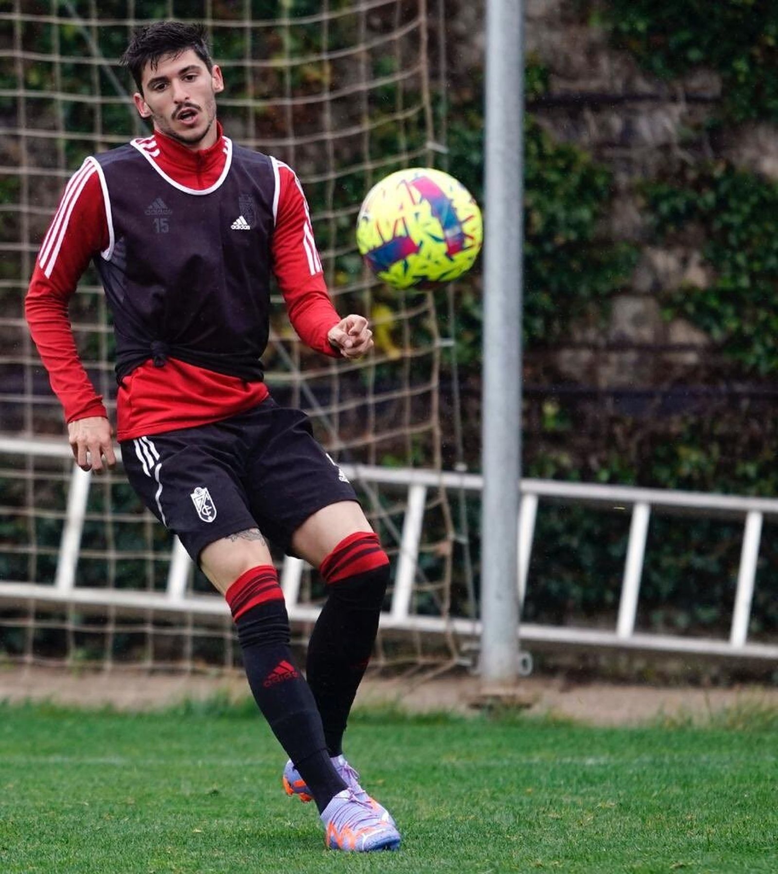 Carlos Neva, en un entrenamiento con el Granada CF