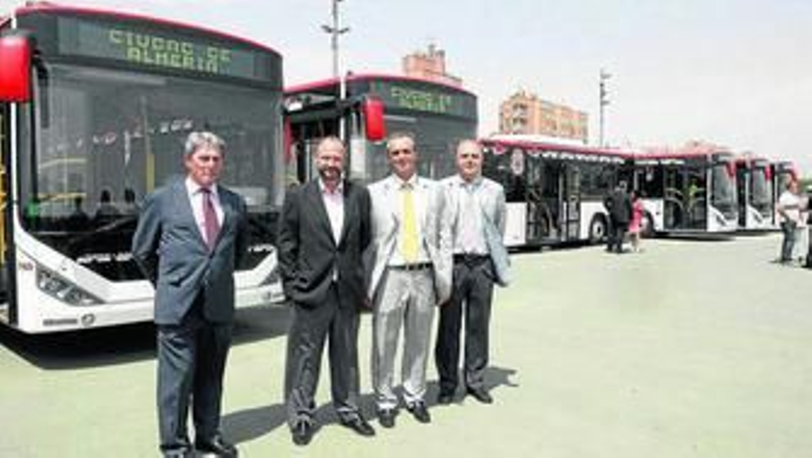El alcalde durante la inauguración de los siete nuevos autobuses que llegaron a Almería este verano.