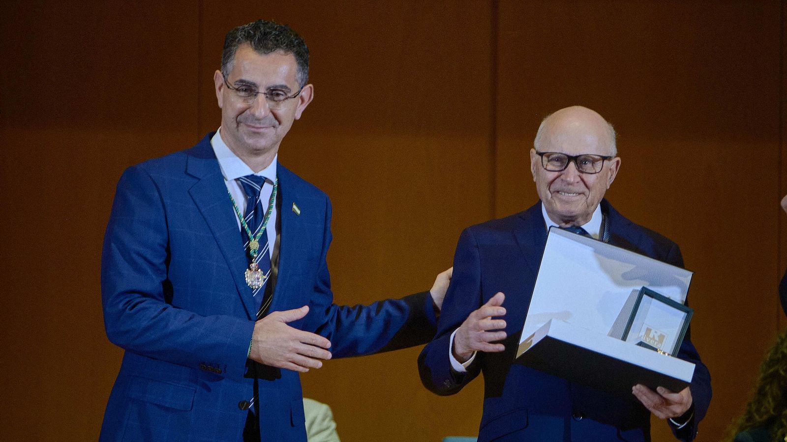José Luis Pavón recibe la medalla de la provincia de Cádiz