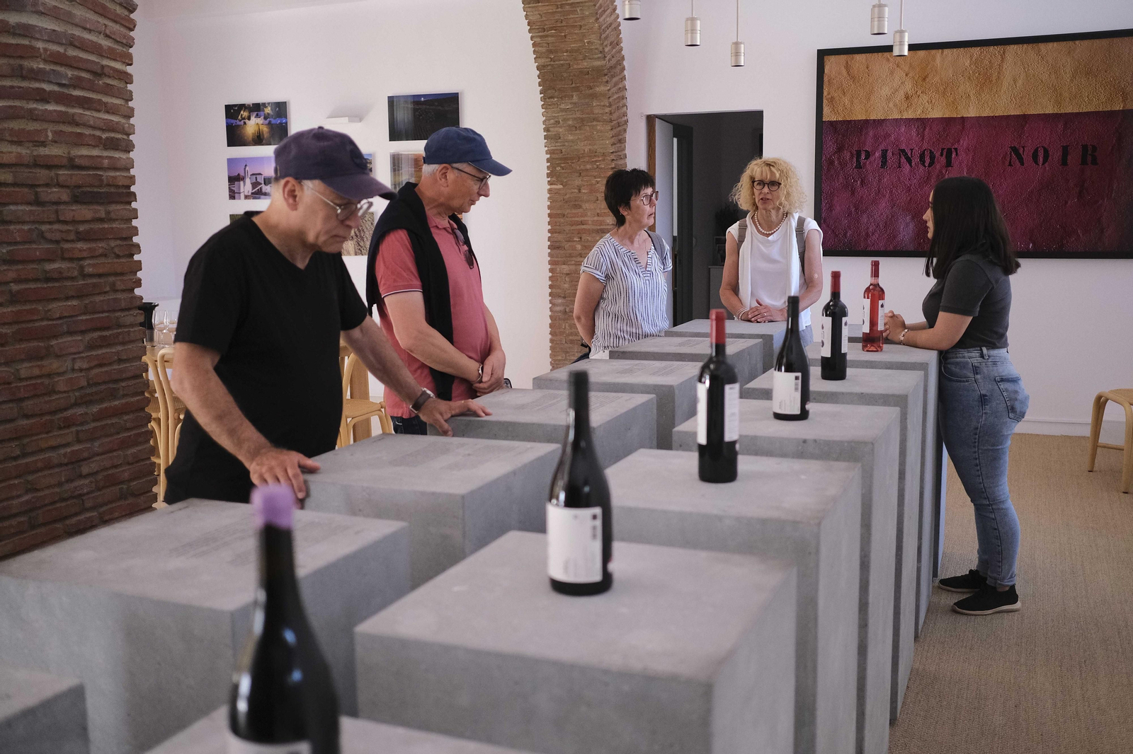 El regreso del turismo extranjero a las bodegas rondeñas, en fotos
