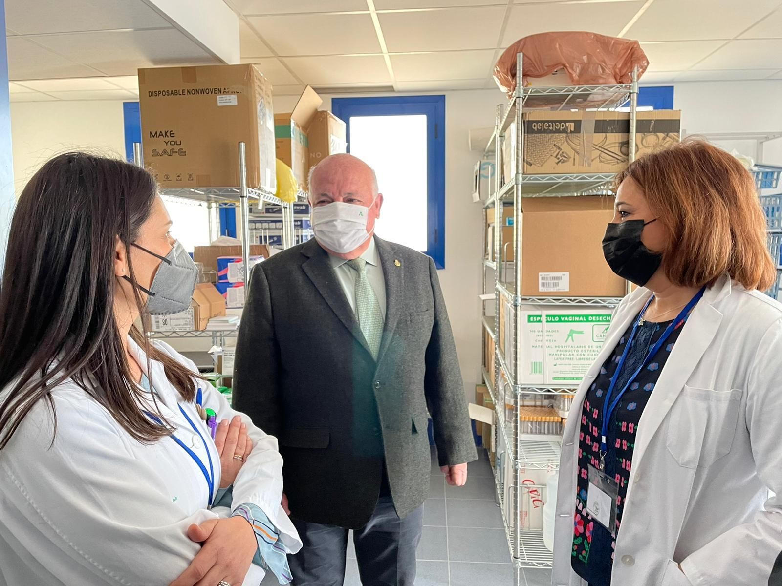 El consejeros, Jesús Aguirre, durante la vista al centro en Écija.