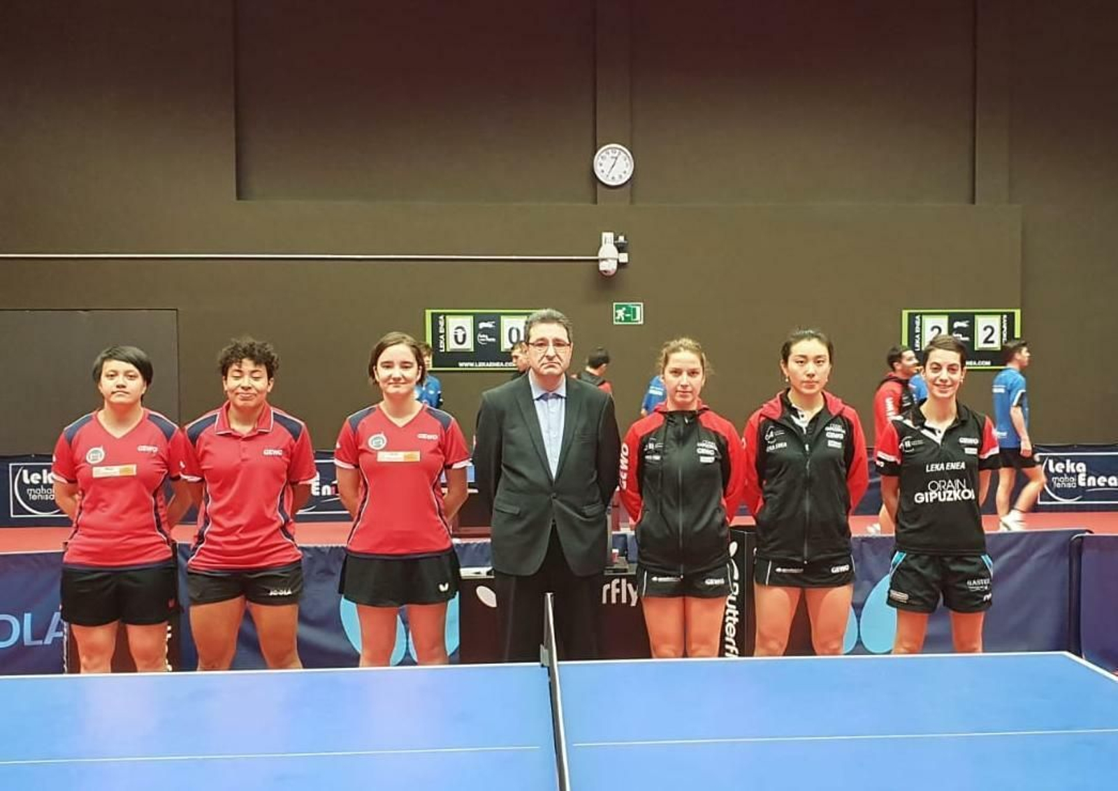Las jugadoras del Híspalis posan junto alas del Irún antes del duelo.