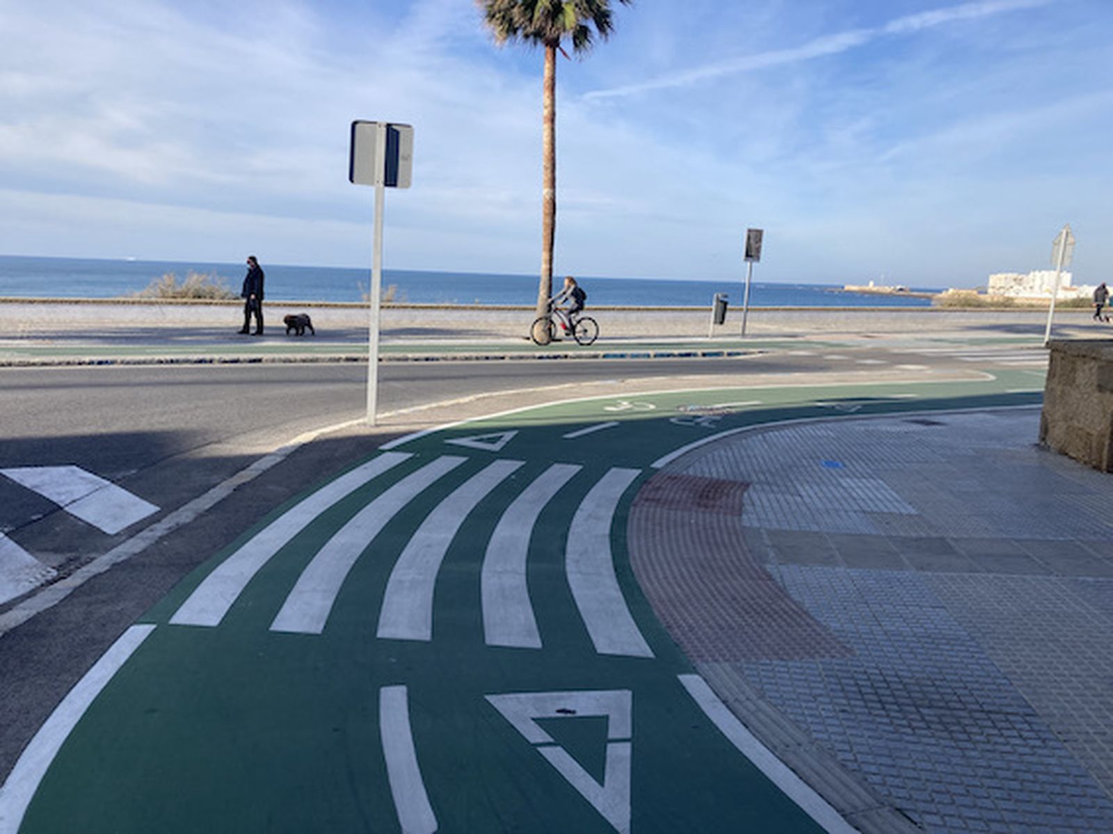 Así son los complicados accesos a los colegios de Cádiz