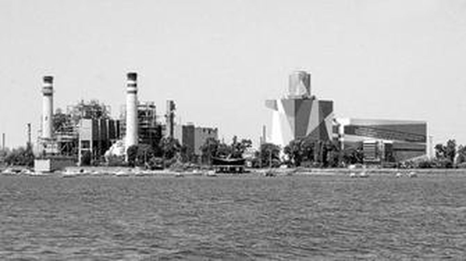 Instalaciones de generación eléctrica de Endesa, en la Punta del Sebo de la capital onubense.