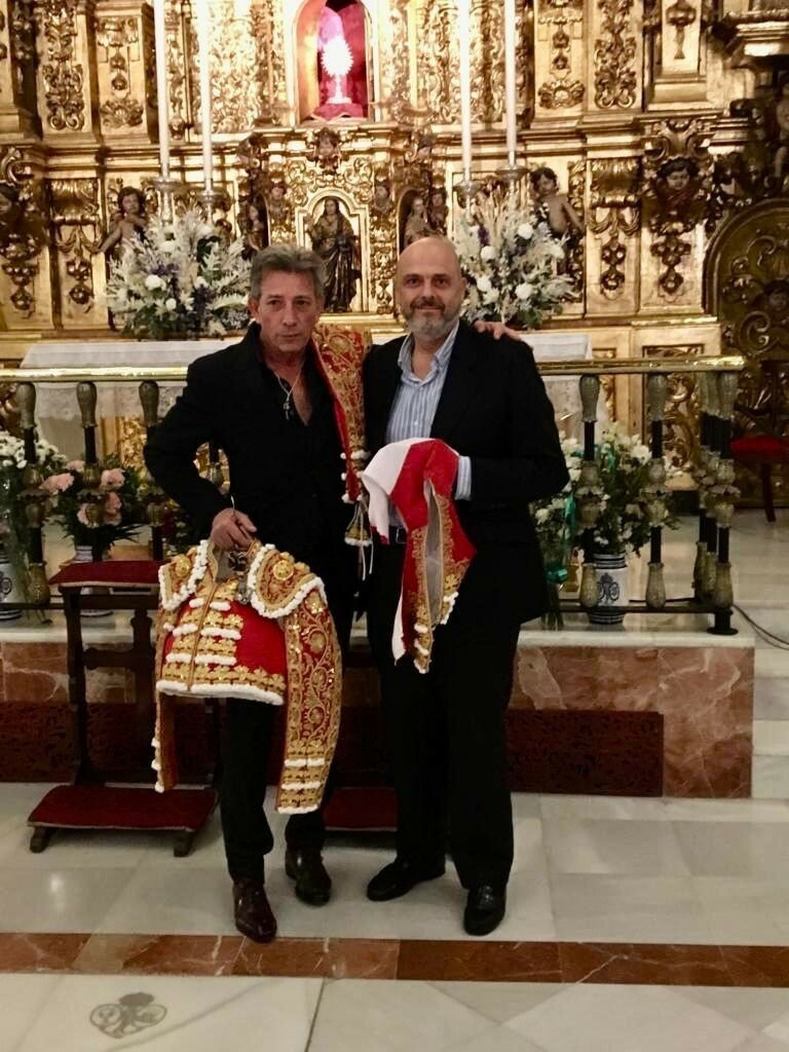 El torero Gonzalo Caballero dona el traje de la grave cornada en Madrid a la Esperanza de Triana