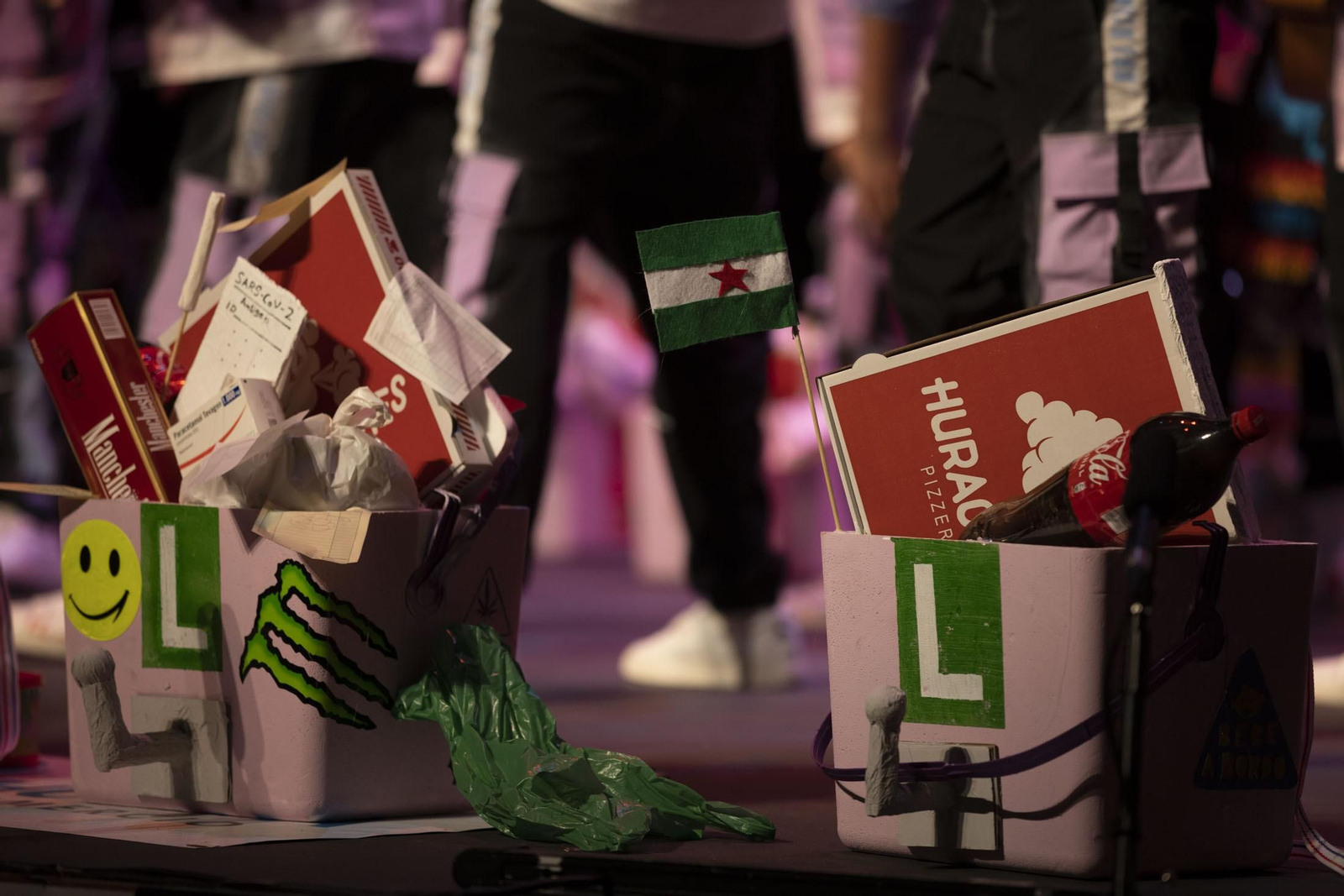 Imágenes de la actuación de la murga de Huelva '#QuedatEnCasa' en el Carnaval Colombino