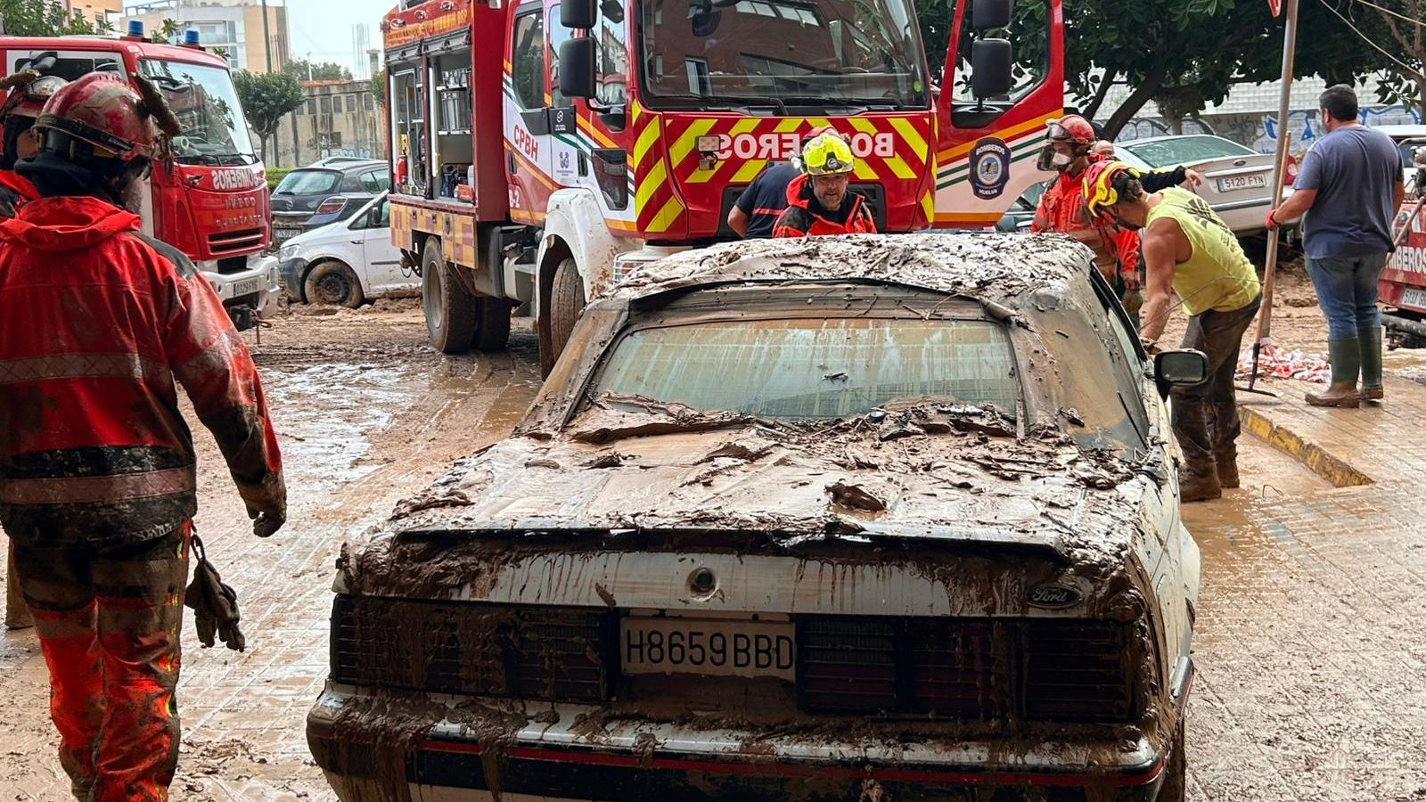 Los bomberos onubenses en el momento en el que sacan un vehículo del parking. Los bomberos onubenses en el momento en el que sacan un vehículo del parking.