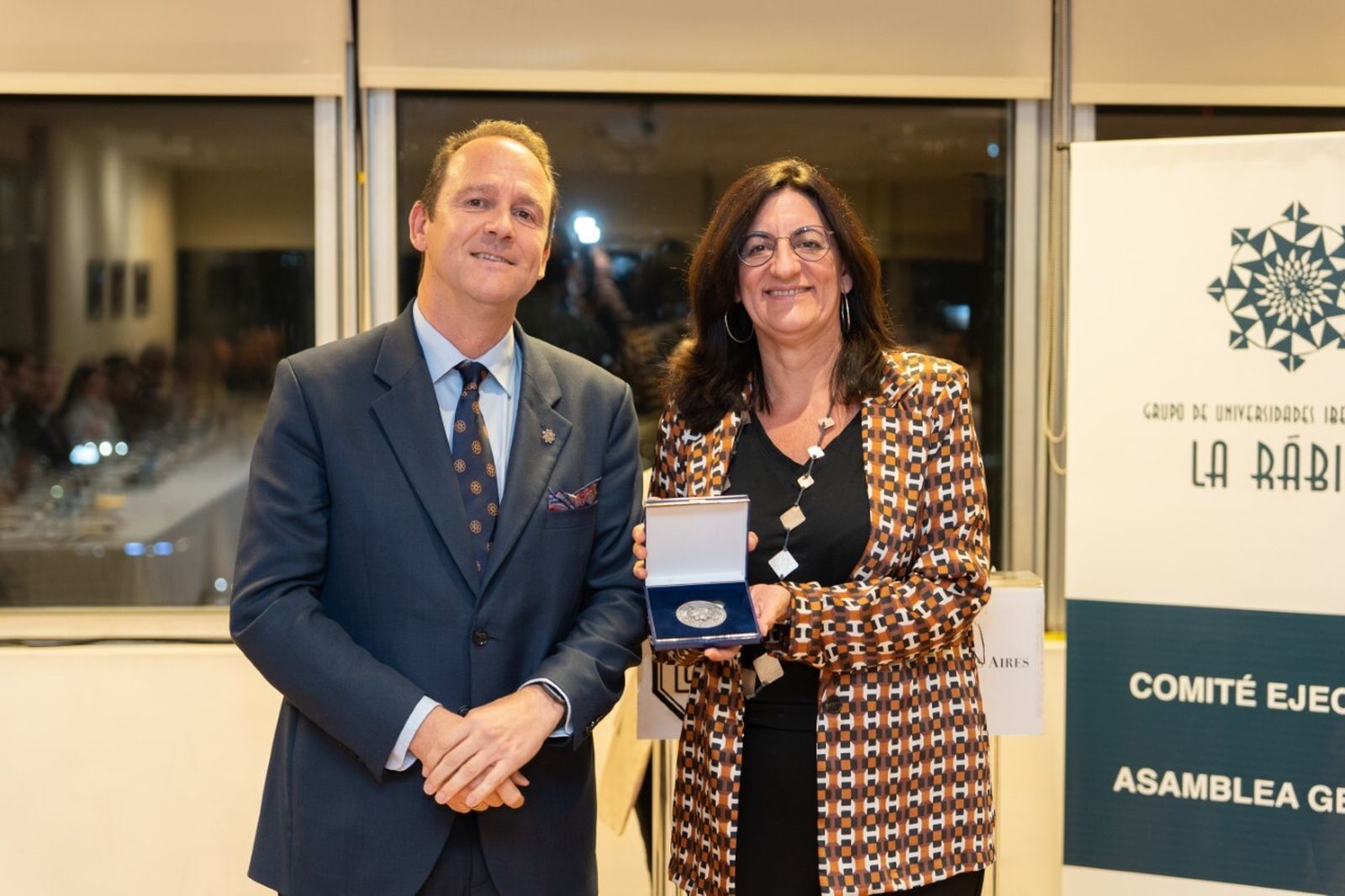 Momento de la entrega de la Medalla del Grupo La Rábida.