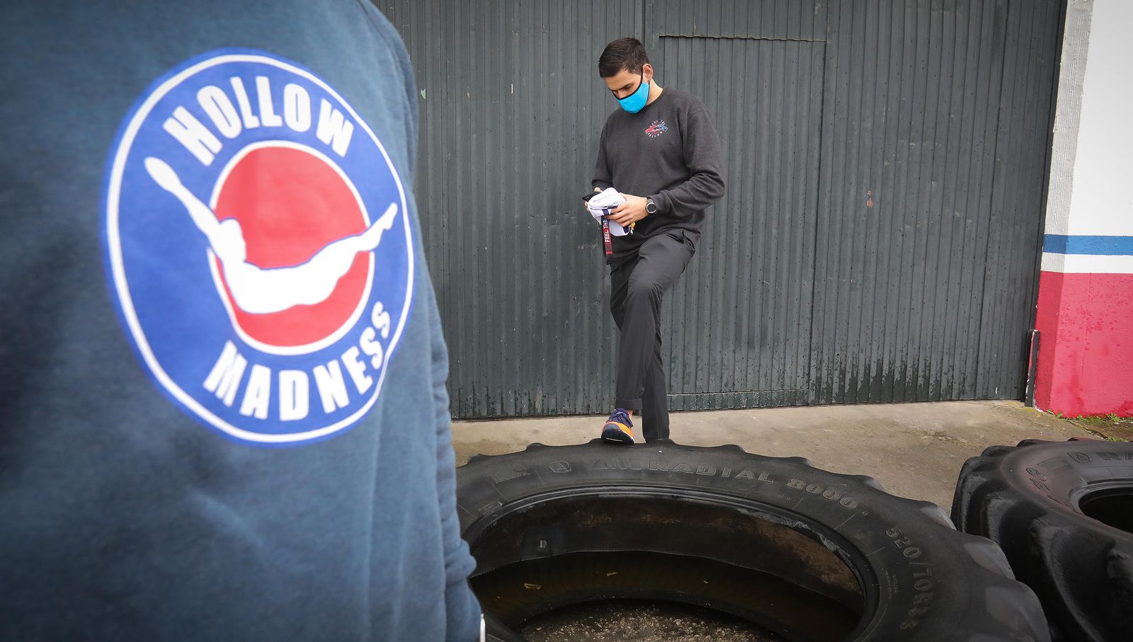 Javier Rodríguez, responsable de Hollow Madness Crossfit, en la puerta de estas instalaciones.