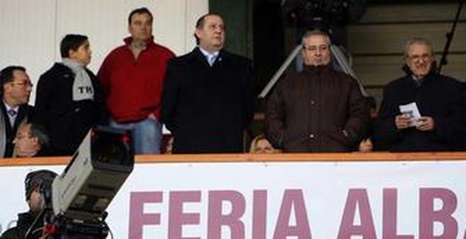 Joaquín Bilbao, en el palco del Carlos Belmonte junto al presidente del Albacete y Rafael Verdú.