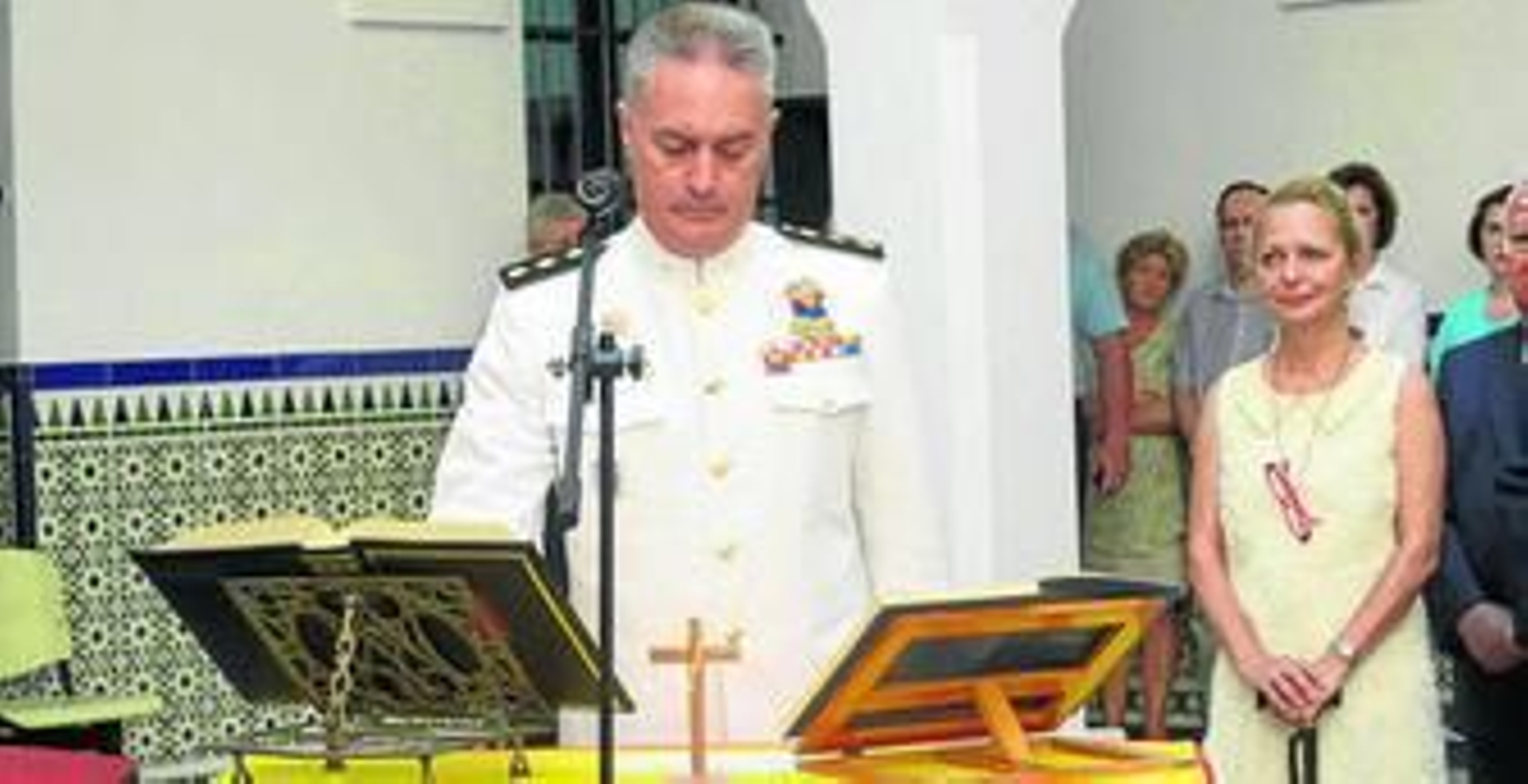 El nuevo subdelegado de Defensa, jurando su cargo ayer en Cádiz.