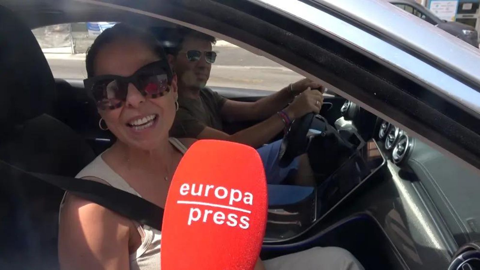 Pastora Soler atiende a los medios de comunicación a su salida del centro hospitalario. Pastora Soler atiende a los medios de comunicación a su salida del centro hospitalario.