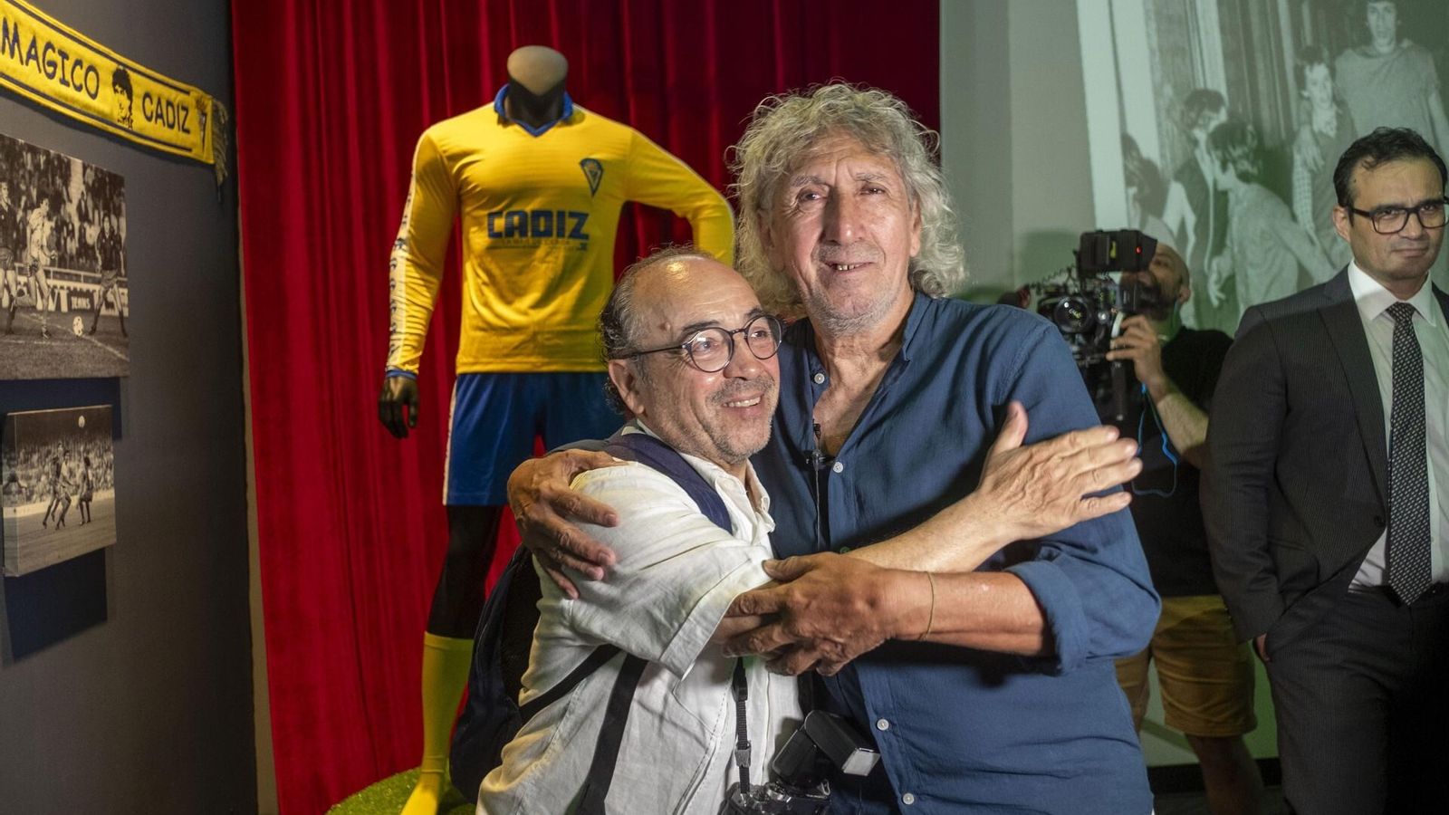 Fraternal abrazo entre Mágico y Joaquín Hernández 'Kiki'. Fraternal abrazo entre Mágico y Joaquín Hernández 'Kiki'.