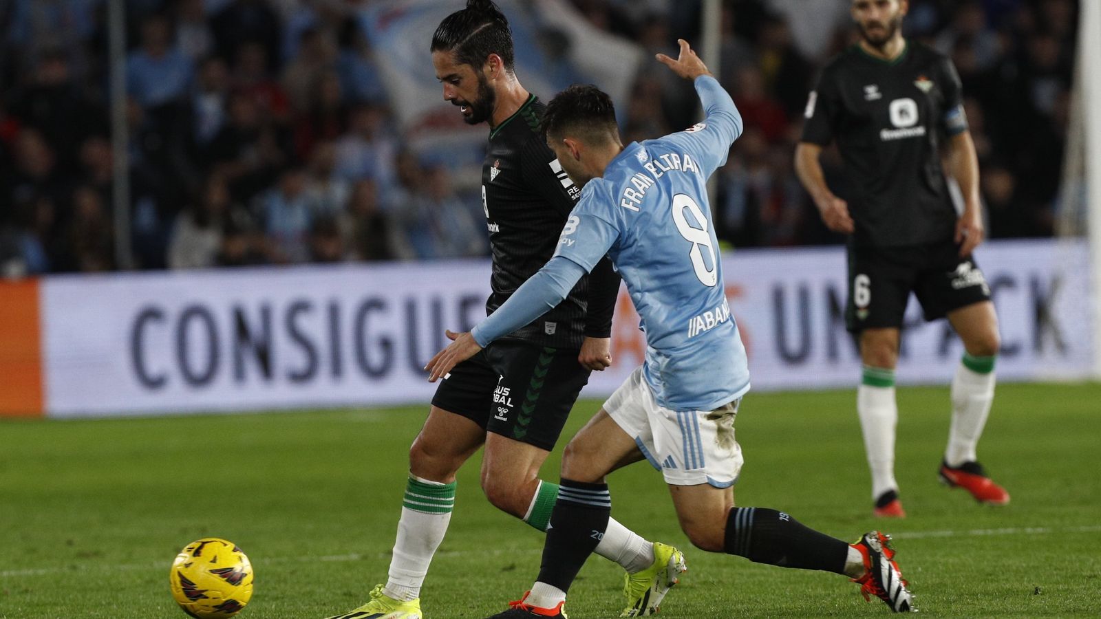 Isco controla ante el céltico Fran Beltrán.
