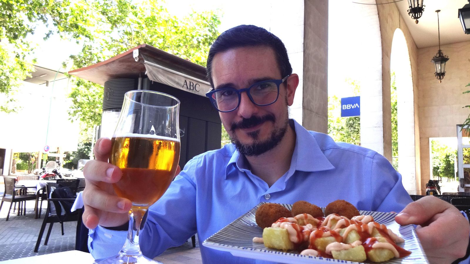 José Martínez Varea, el Alkimista disfrutando de una tapa.