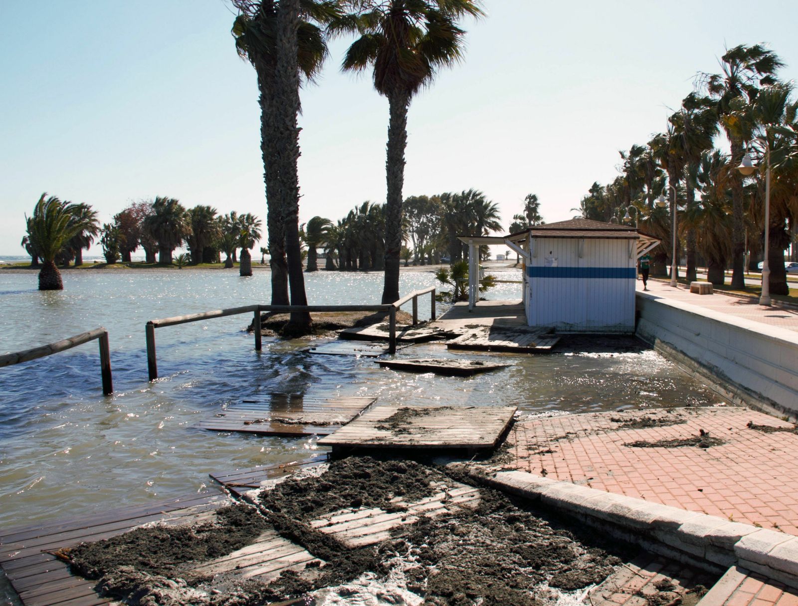 Daños del temporal, este miércoles, en Playa Poniente de Motril.
