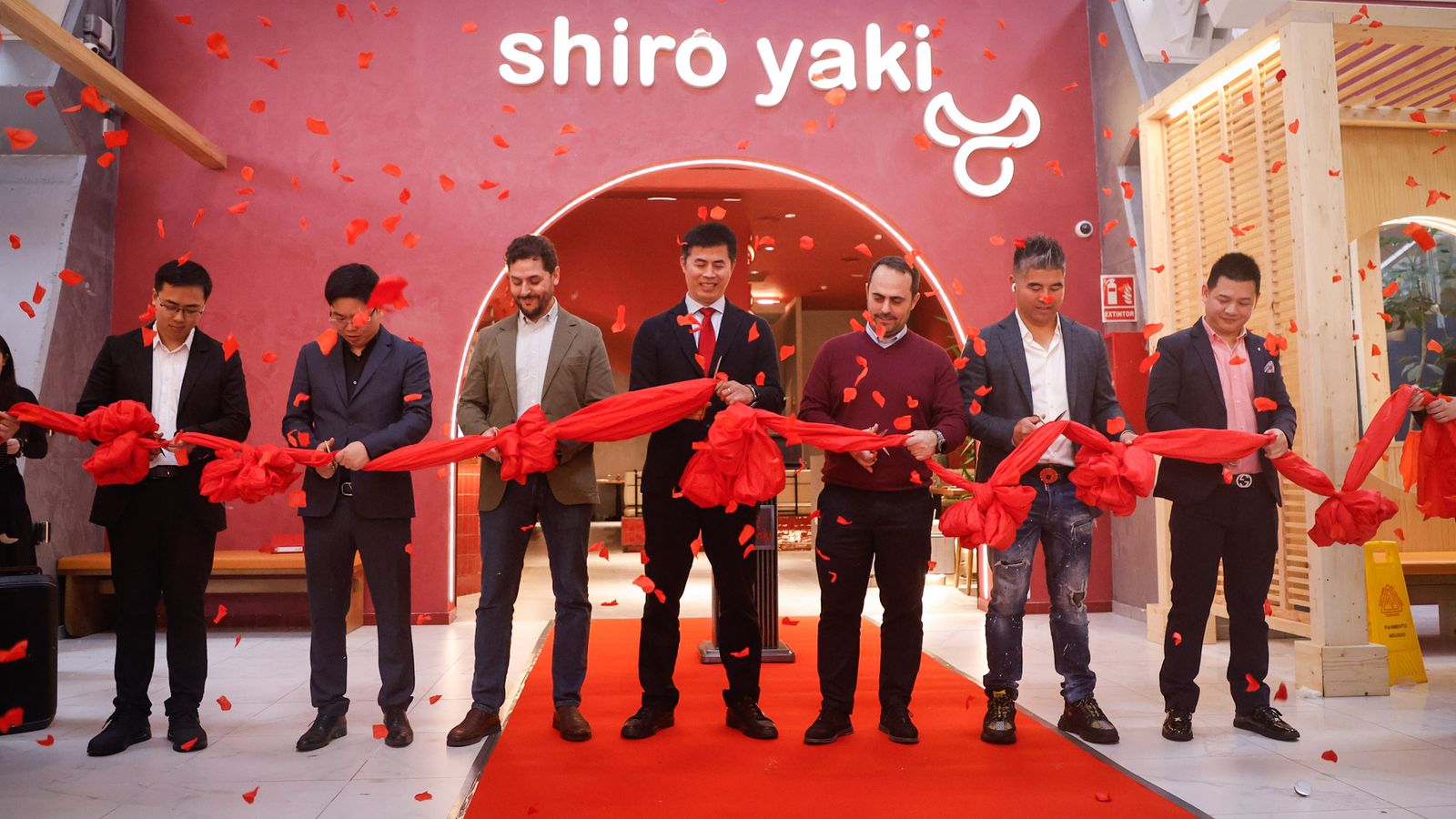 Momento de la inauguración del nuevo restaurante Shiro Yaki.