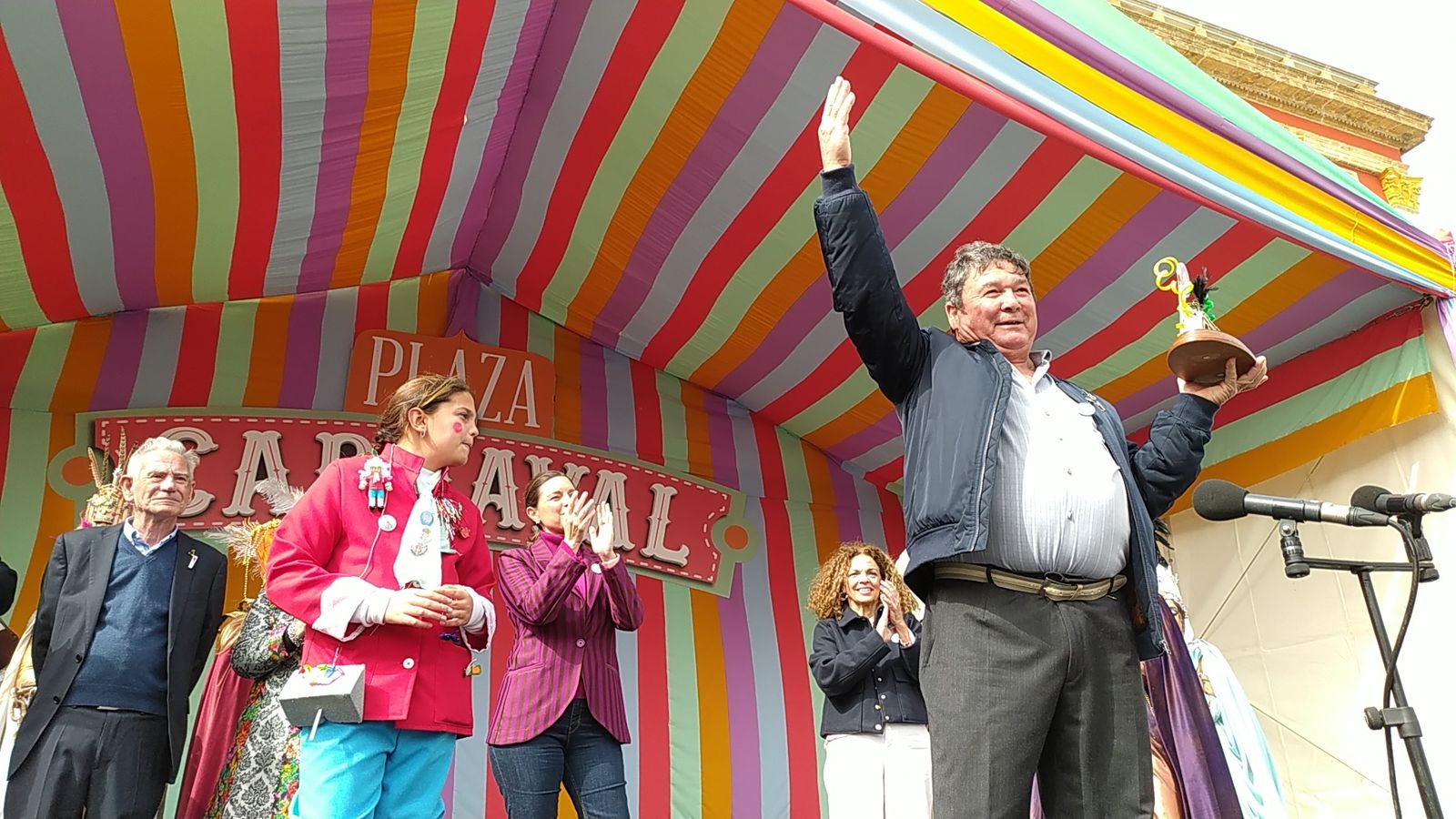 Las imágenes de la entrega del premio Pepe Requeté del Carnaval de San Fernando a Paco Lara
