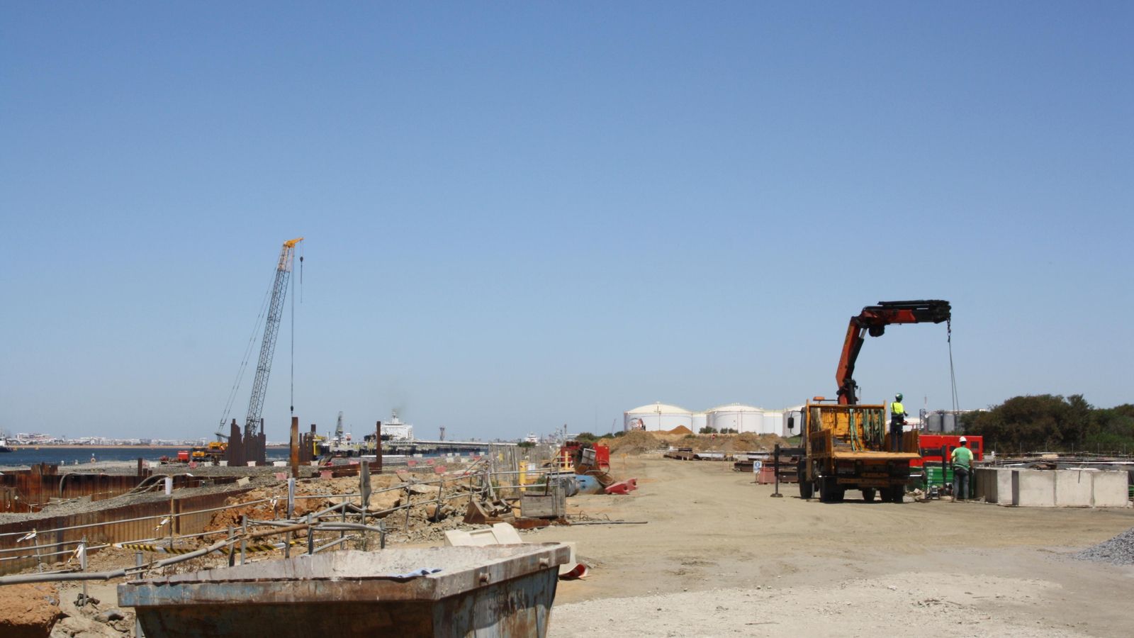 Las obras de extensión de la línea de atraque acabarán este mismo año.