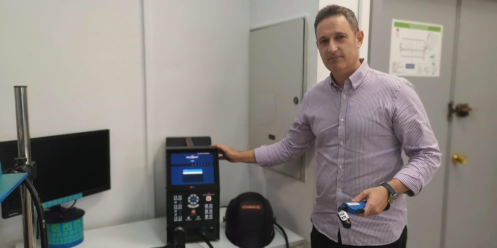 Sergi Palomar, director de ingeniería de Seabery, con un equipo Soldamatic.