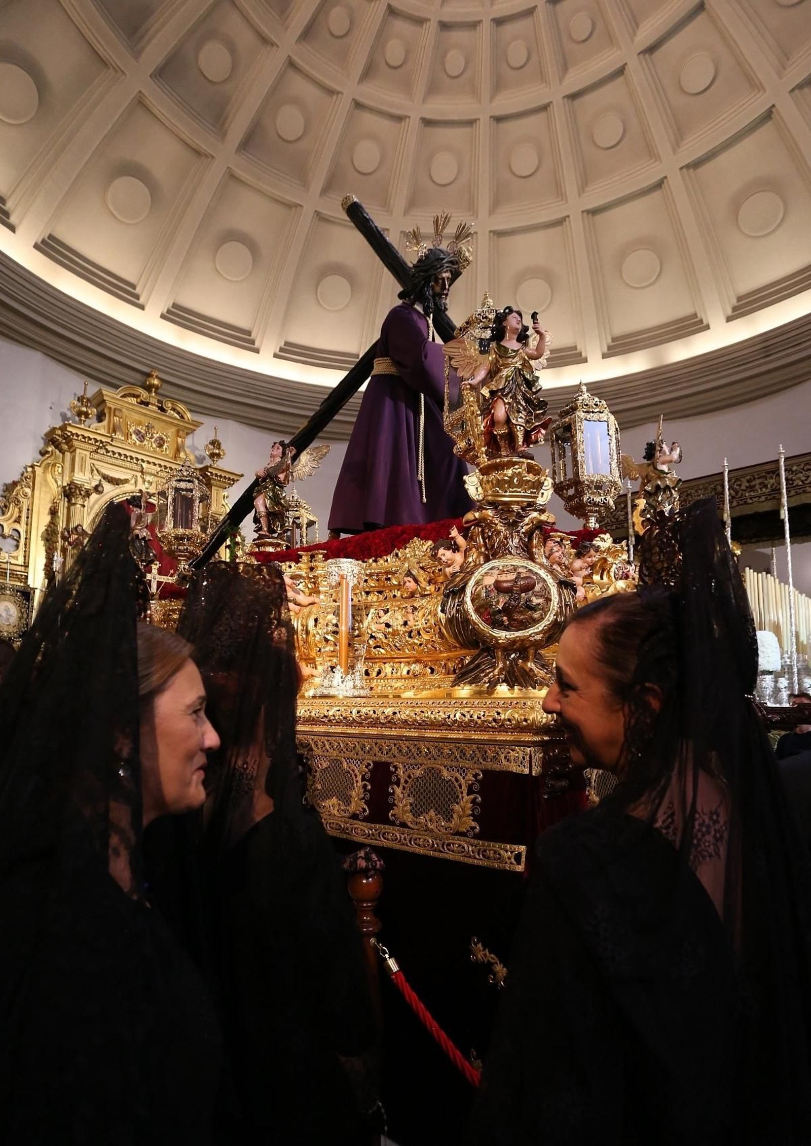 Visita a la basílica del Gran Poder en la mañana del Jueves Santo.