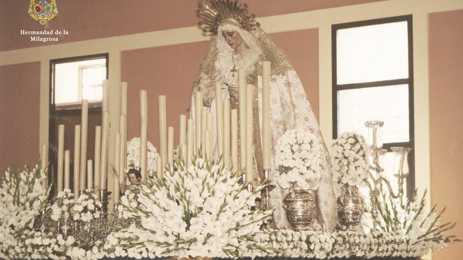 La Virgen preparada para su primera salida procesional en 1998