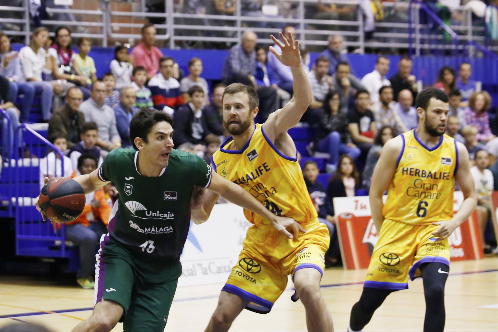 La primera victoria del Unicaja, en fotos