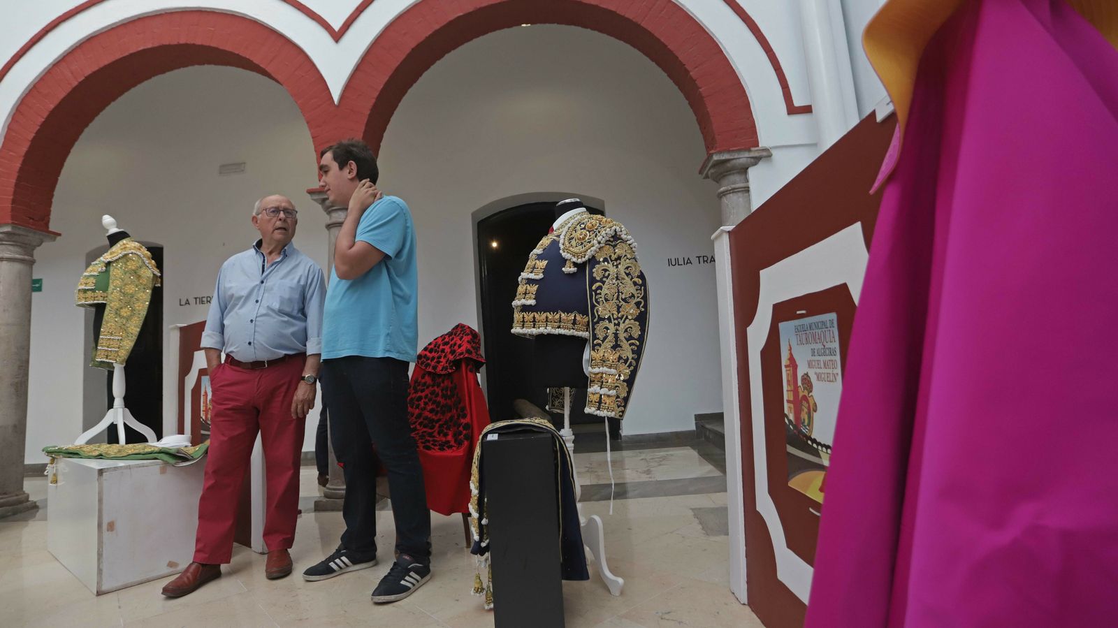 Exposición de fotografía taurinas y trajes de toreo en el museo de Algeciras