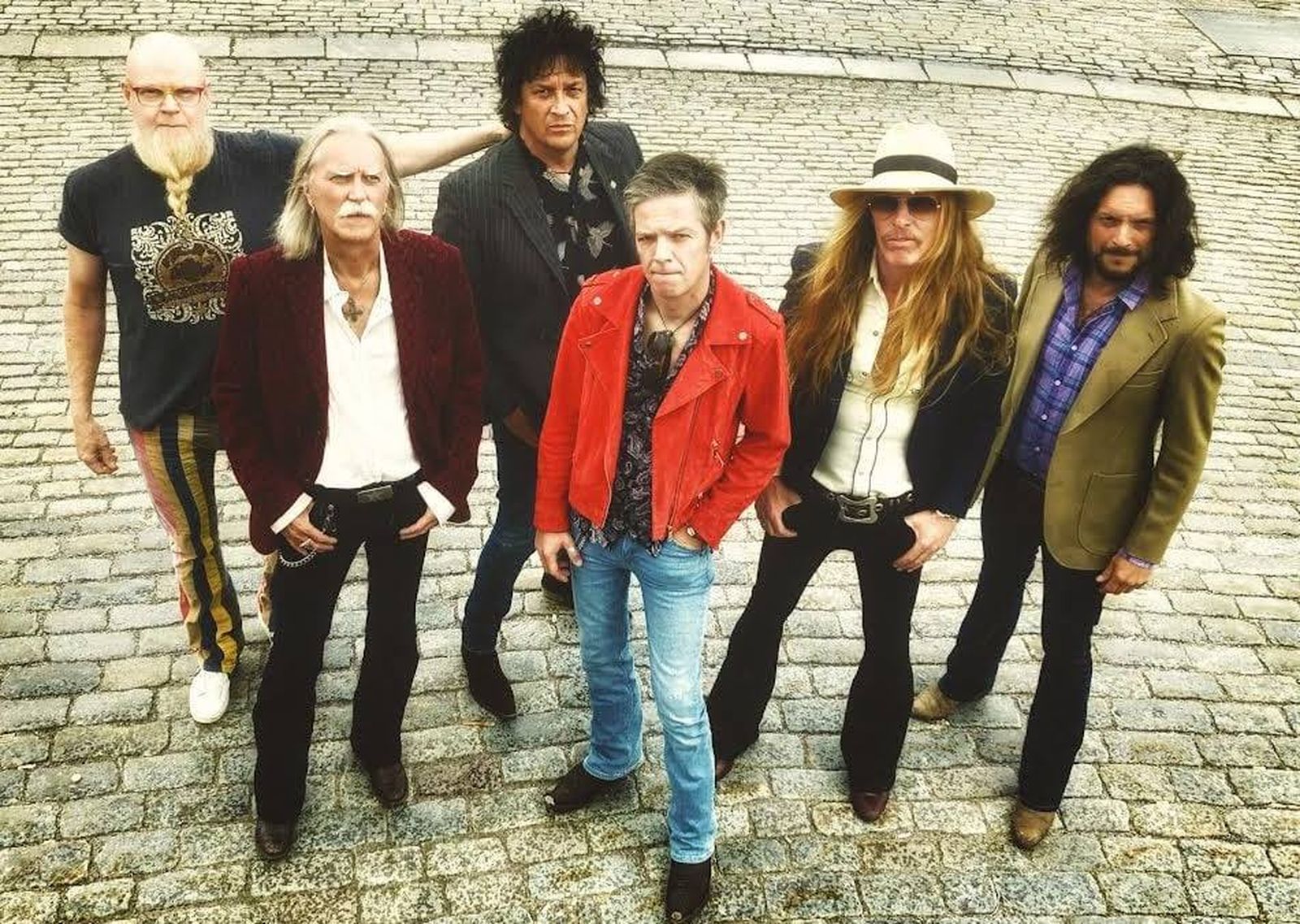 Formación completa de la banda sueca Diamond Dogs